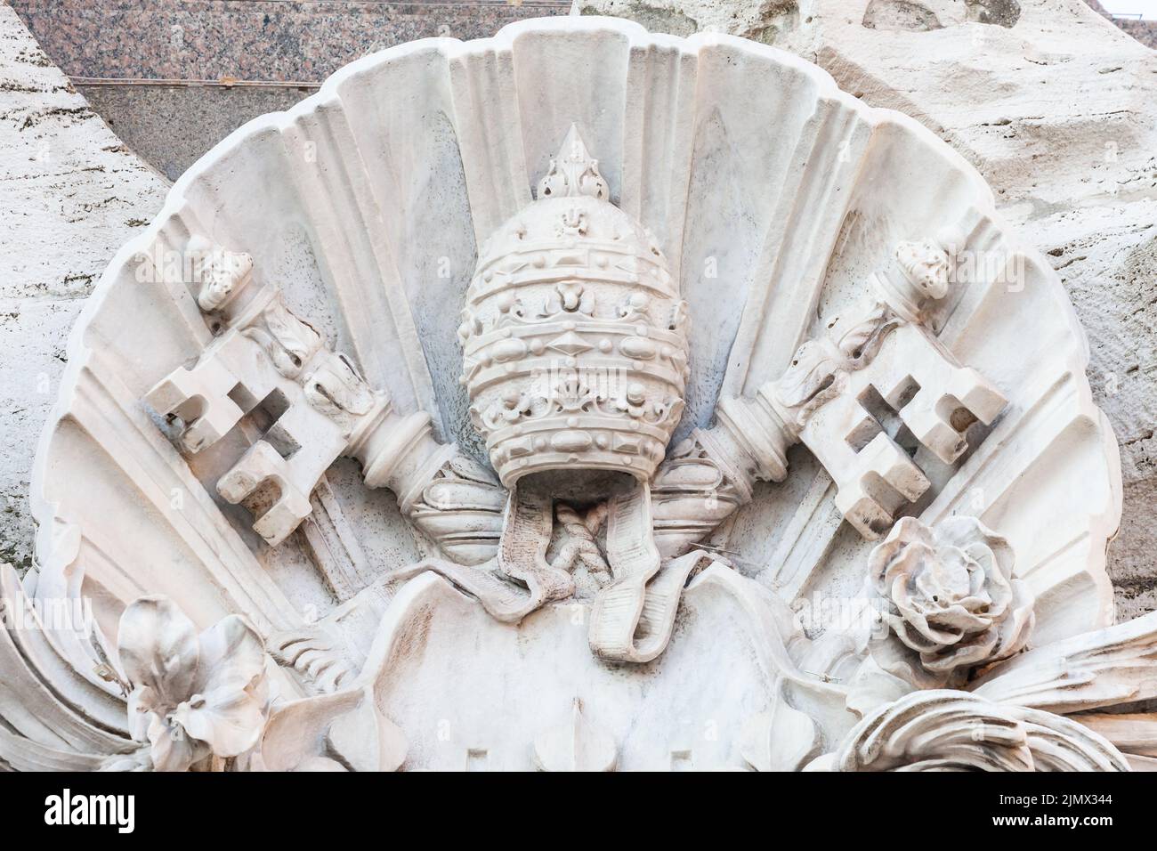 Symbole de l'État du Vatican - deux clés croisées et une tiara, État de la Cité du Vatican. Banque D'Images