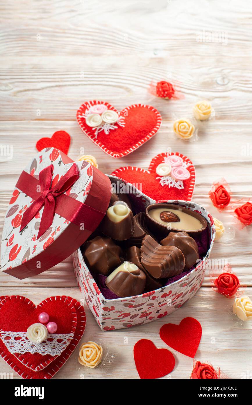 Boîte Chokolate en forme de coeur sur table blanche en bois valentine fond vue basse angle Banque D'Images