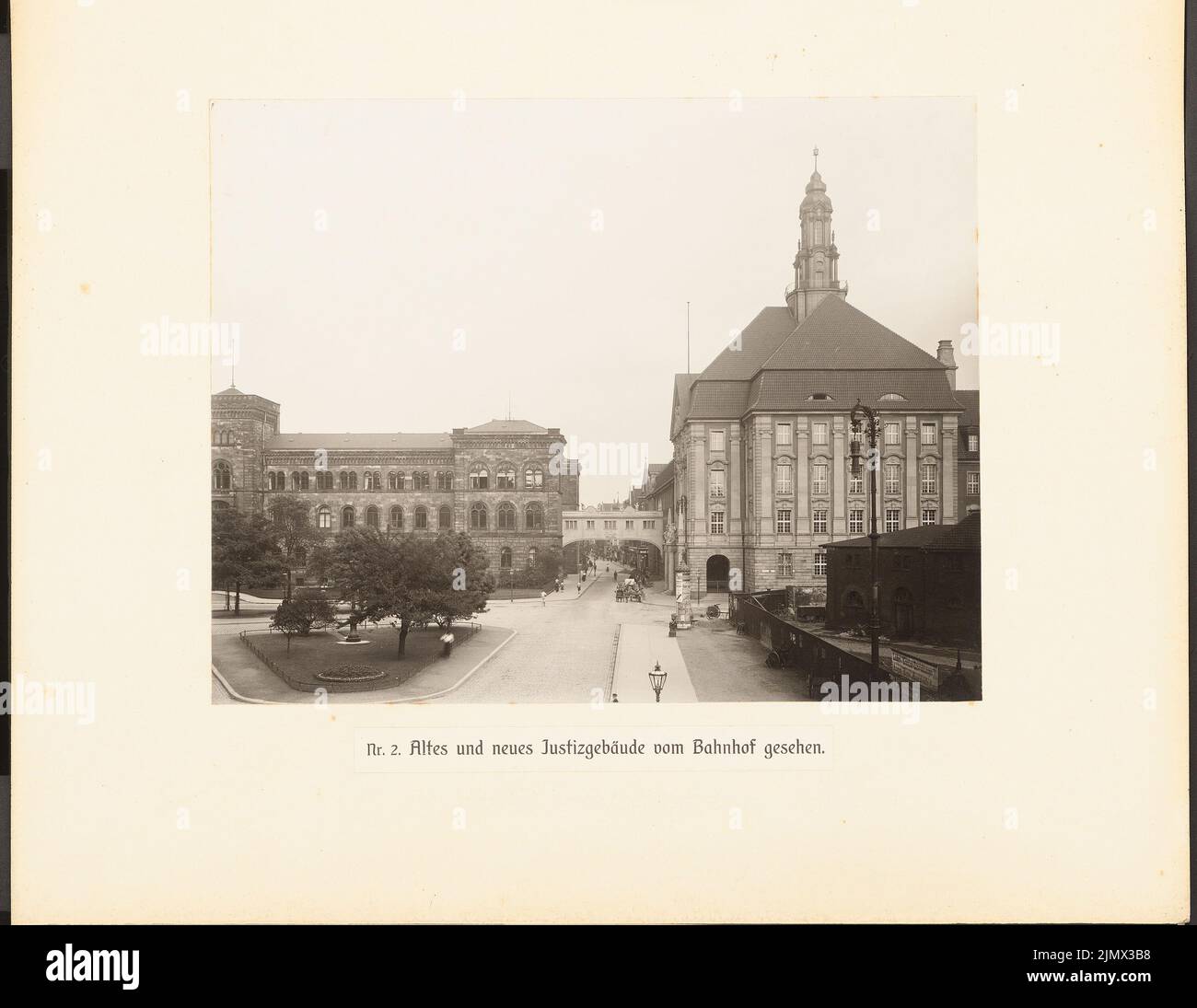 Architecte inconnu, Hanover District and District court (sans date): Pas encore enregistré. Photo, 34,1 x 44,1 cm (y compris les bords de balayage) Théemer Paul (1851-1918): Land- und Amtsgericht, Hanovre. Neubau für die Zivilabteilungen. (AUS: Neubau eines Geschäftsgebäudes für die Civilgerichtsbarkeit des Land- und Amtsgerichten in Hannover) Banque D'Images
