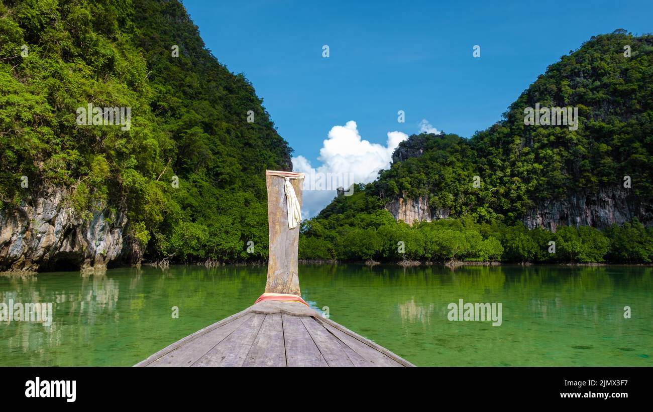 Krabi Thaïlande, vue depuis un bateau à longue queue traditionnel sur les îles tropicales de Koh Hong Krabi Banque D'Images