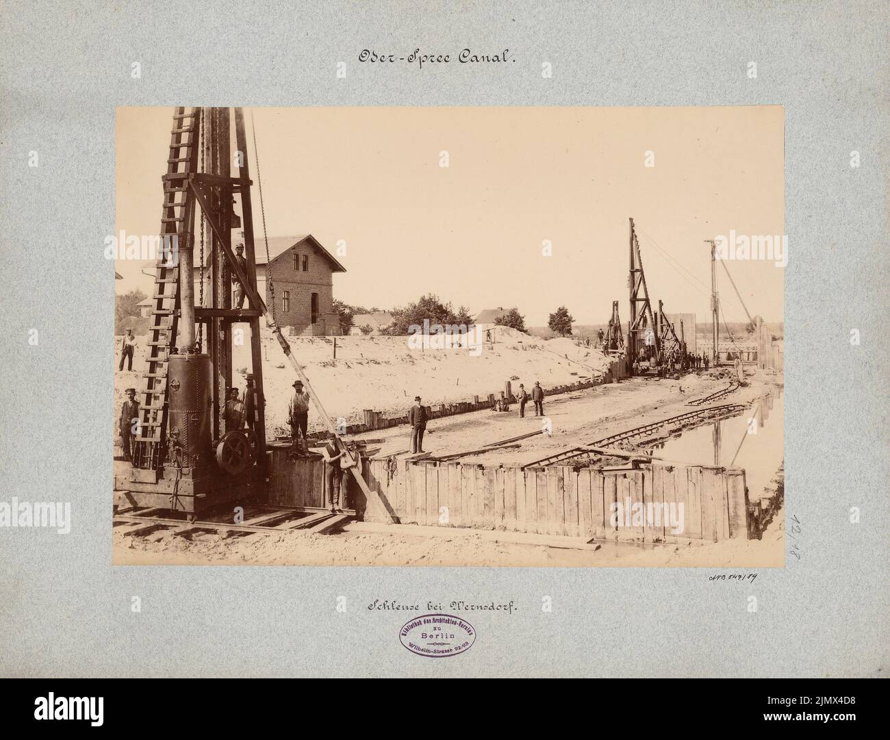Architecte inconnu, Oder-Spree-Canal, écluse (sans date): Vue. Photo sur carton, 36,6 x 48 cm (y compris les bords de numérisation) N.N. : Oder-Spree-Kanal. Schleuse, Wernsdorf Banque D'Images