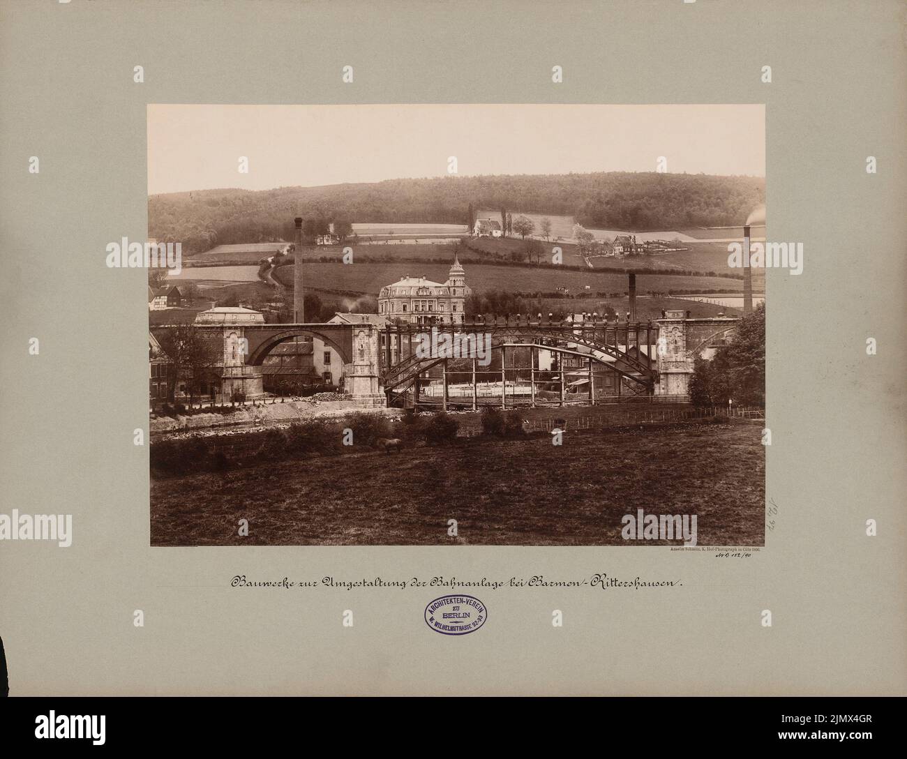 Architecte inconnu, chemin de fer Barmen-Rittershausen, bâtiments ferroviaires (sans date): Vue. Photo sur carton, 42,6 x 55,5 cm (y compris les bords de numérisation) N.N. : Eisenbahn Barmen-Rittershausen. Betrichtung der Bühnanlage Banque D'Images