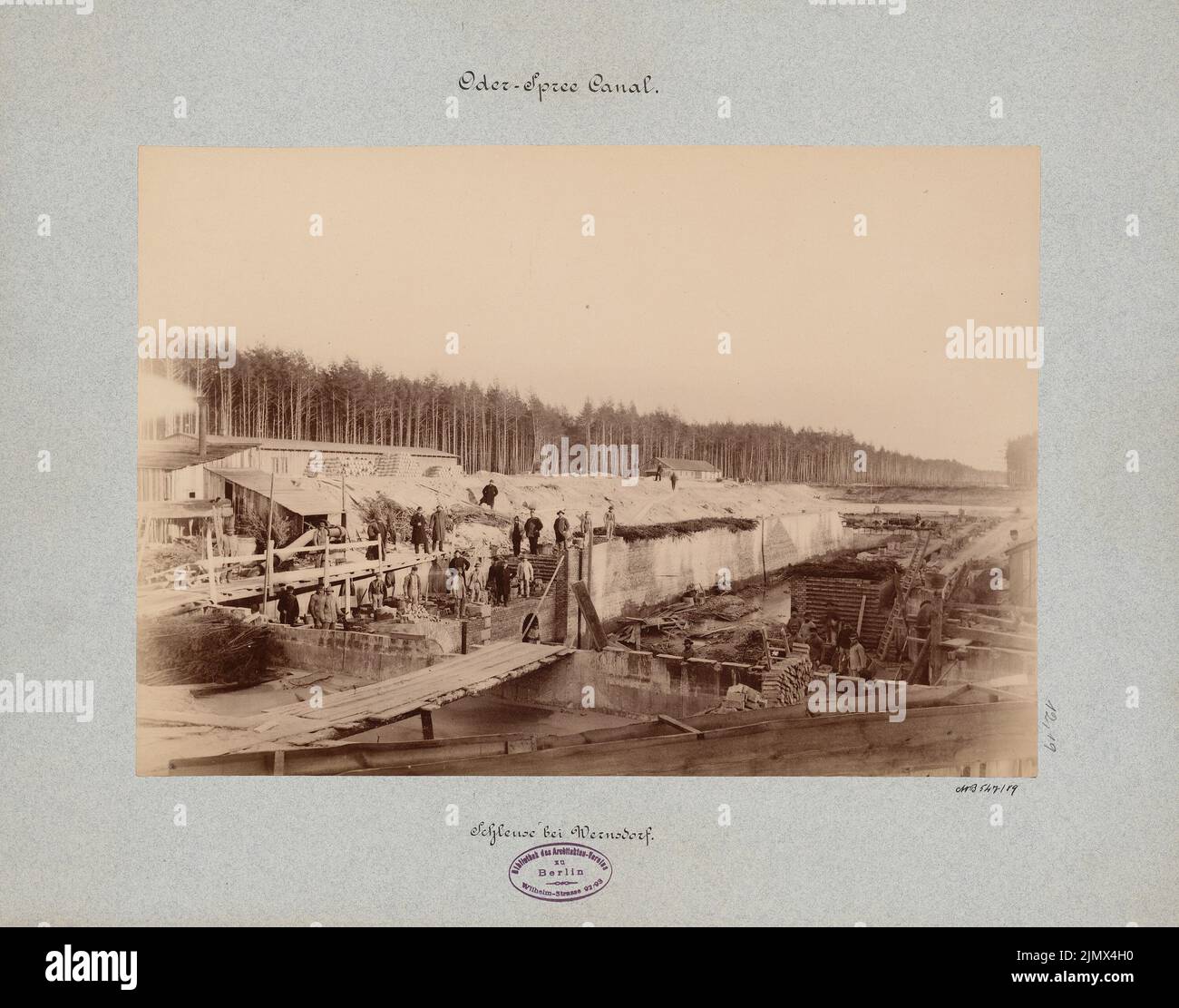 Architecte inconnu, Oder-Spree-Canal, écluse (sans date): Vue. Photo sur carton, 36,9 x 47 cm (y compris les bords de numérisation) N.N. : Oder-Spree-Kanal. Schleuse, Wernsdorf Banque D'Images