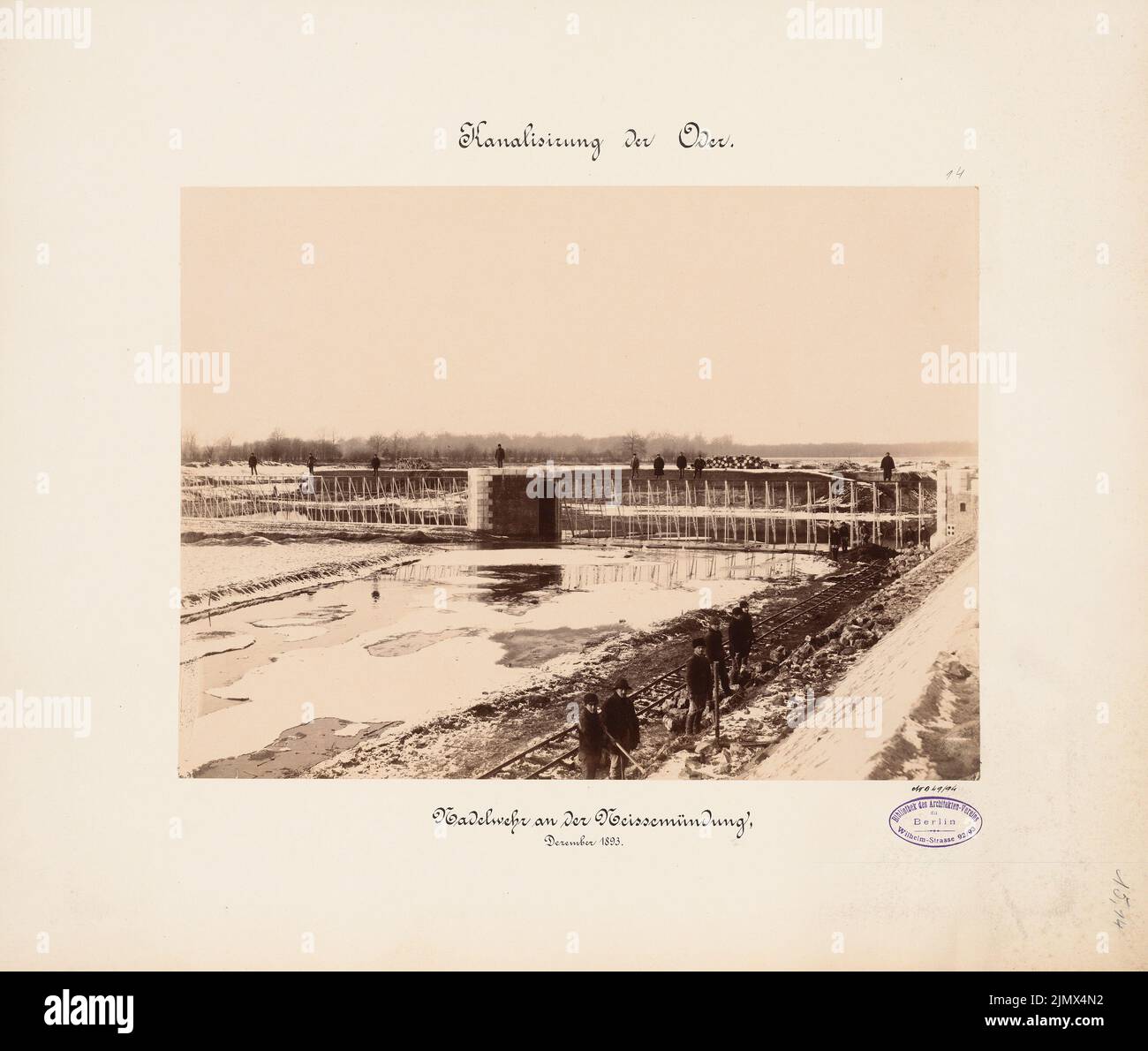 Architecte inconnu, bâtiments d'Oder-Canalisation (sans date) : photographie des travaux de construction. Photo sur carton, 41,5 x 49 cm (y compris les bords de numérisation) N.N. : Kanalisierung der Oder. Nadelwehr an der Neiße-Mündung Banque D'Images