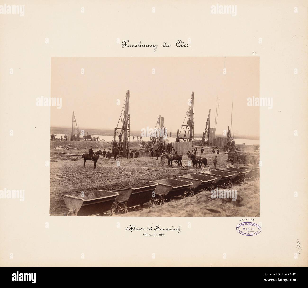 Architecte inconnu, bâtiments d'Oder-Canalisation (sans date) : photographie des travaux de construction. Photo sur carton, 42,8 x 49,3 cm (y compris les bords de numérisation) N.N. : Kanalisierung der Oder. Schleuse, Frauendorf Banque D'Images