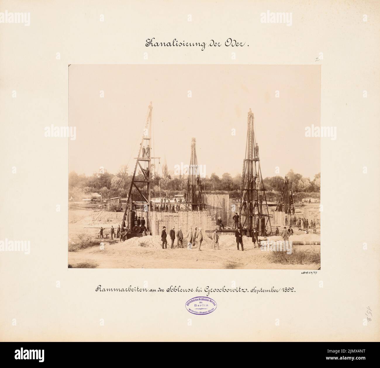 Architecte inconnu, construit d'Oder-Canalisation (sans date) : photographie des travaux de construction de la Schleuse Grosschowitzer. Photo sur carton, 44,1 x 49 cm (y compris les bords de numérisation) N.N. : Kanalisierung der Oder. Schleuse, Groschowitz Banque D'Images