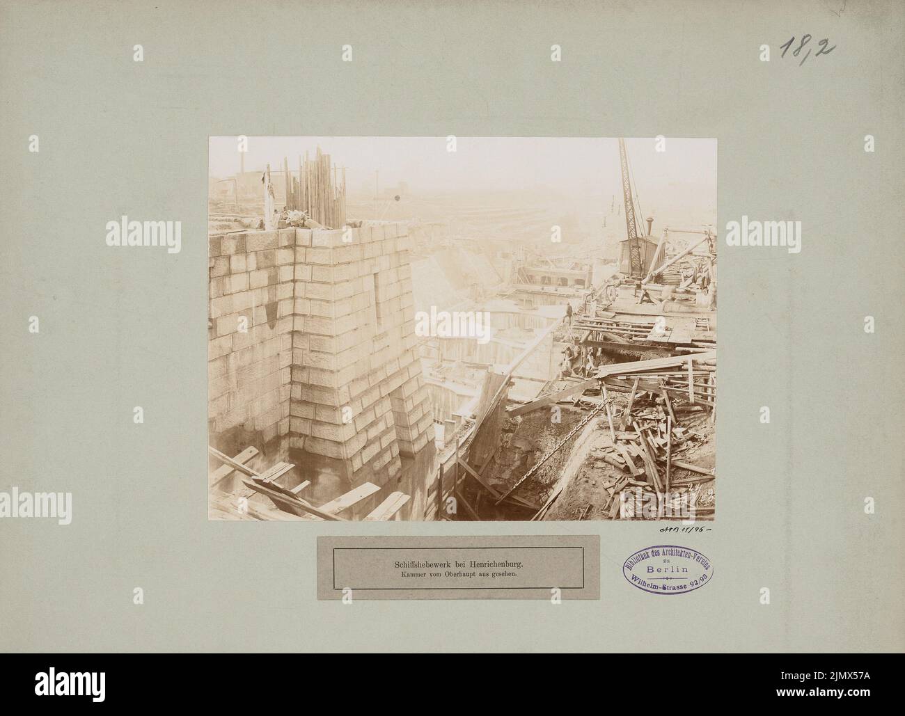 Architecte inconnu, Dortmund-EMS-Canal (sans date): Photographie des travaux de construction. Photo sur carton, 28,5 x 39,5 cm (y compris les bords de numérisation) N.N. : Dortmund-EMS-Kanal. Schiffshebewerk, Henichenburg Banque D'Images