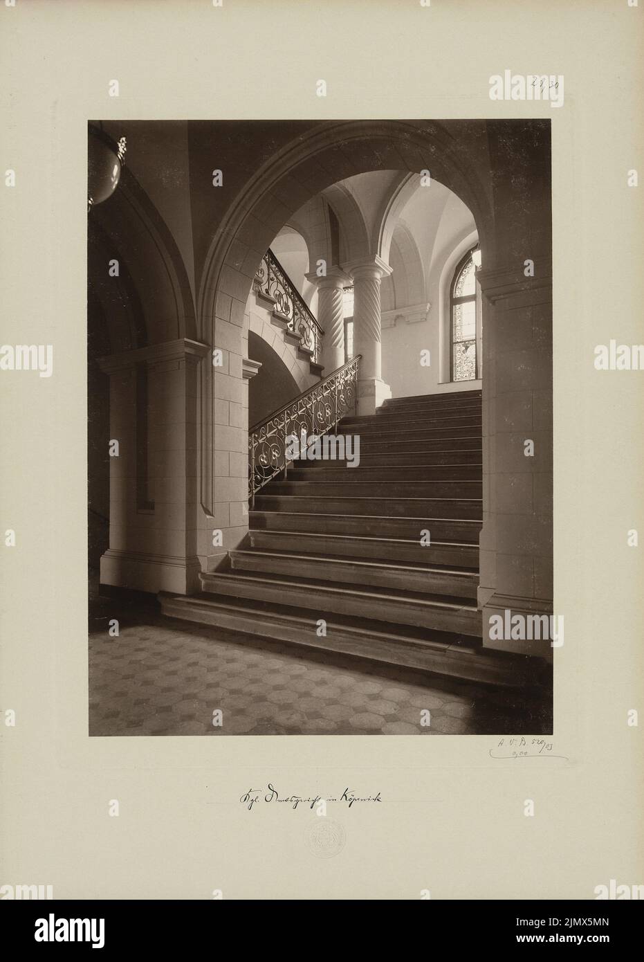 Thoemer Paul (1851-1918), District court Berlin-Köpenick (1899-1901) : escalier avec vue intérieure. Photo sur carton, 58,9 x 42,3 cm (y compris les bords du scan) Théemer Paul (1851-1918): Amtsgericht, Berlin-Köpenick Banque D'Images
