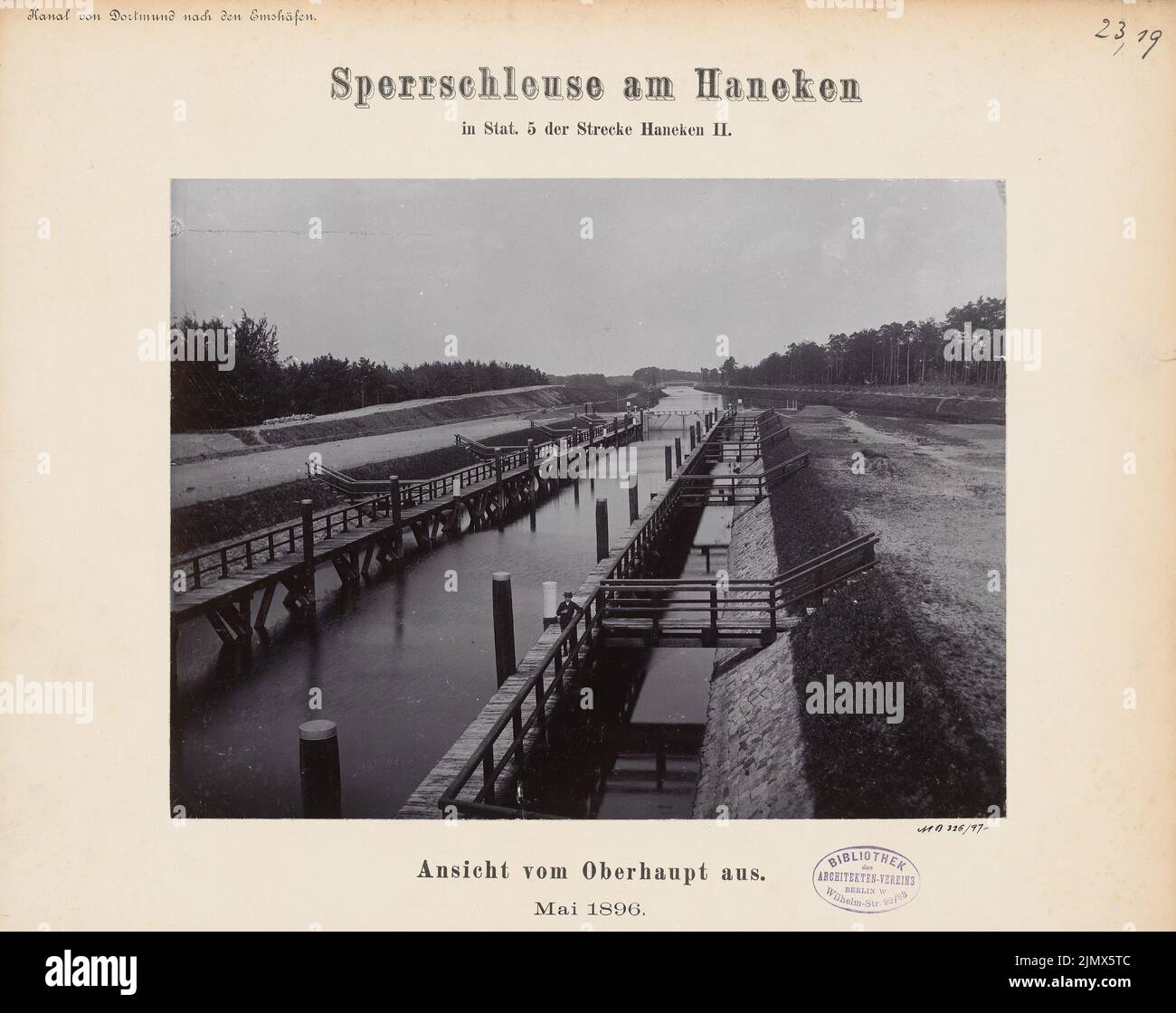 Architecte inconnu, Dortmund-EMS-Canal (sans date): Vue. Photo sur carton, 29,5 x 37,2 cm (y compris les bords de numérisation) N.N. : Dortmund-EMS-Kanal. Sperrschleuse am Haneken-Kanal, Hanekenfähr Banque D'Images