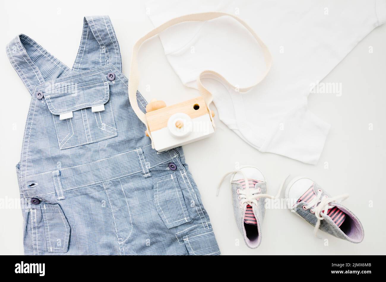 Poser des vêtements de bébé à plat avec un appareil photo Banque D'Images