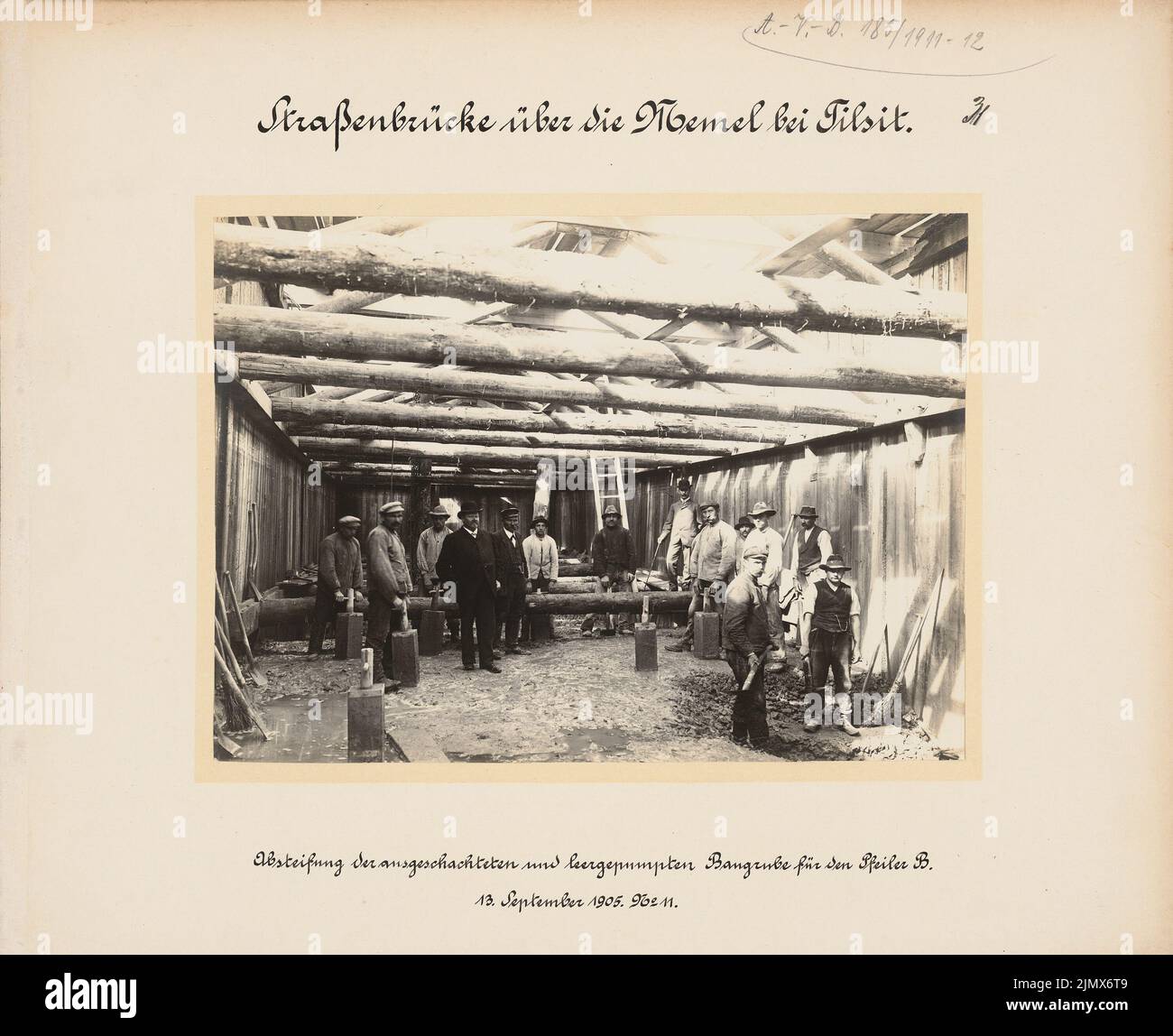 Architecte inconnu, Memelbrücke près de Tilsit (sans date): Photographie des travaux de construction. Photo sur carton, 29 x 35,6 cm (y compris les bords de numérisation) N.N. : Strößenbrücke über die Memel, Tilsit Banque D'Images