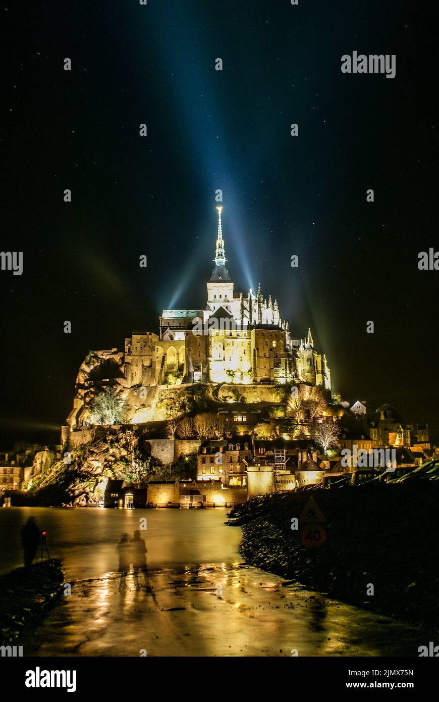 Lumière dans le Mont-Saint-Michel vue de nuit Banque D'Images