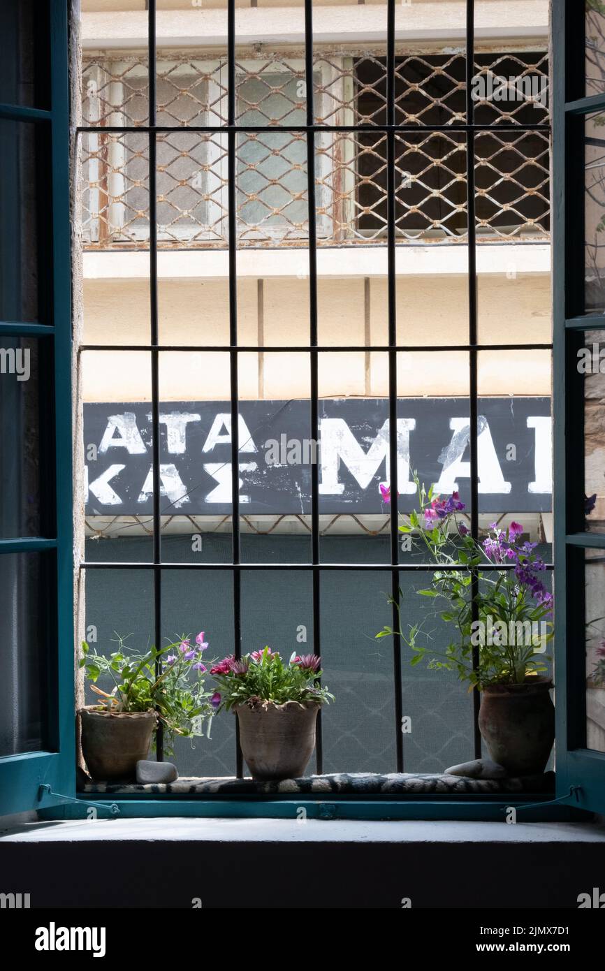 Vue vers un bâtiment abandonné en ruines dans la ville fantôme de Varosha, Famagousta à Chypre Banque D'Images