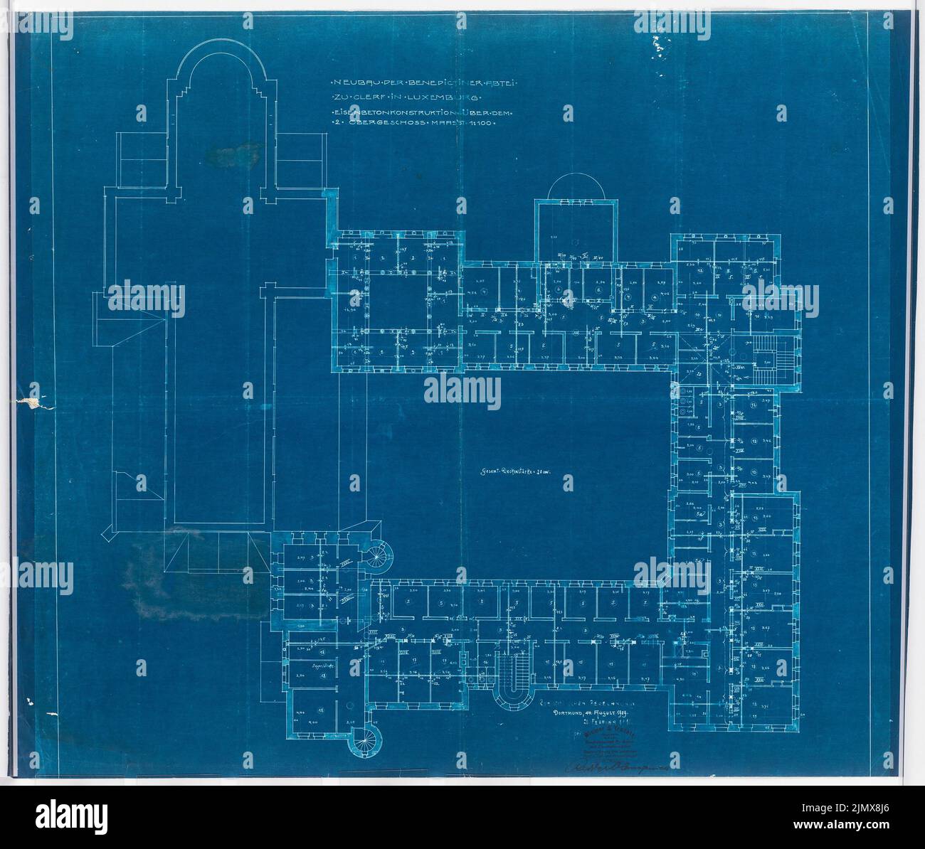 Klomp Johannes Franziskus (1865-1946), Abbaye de Benedectine Saint Maurice, Clerf (Cllervaux), Luxembourg (20.02.1910): Construction en béton de fer au-dessus du deuxième étage, plan d'étage du deuxième étage 1: 100. Photocalque sur papier, 76,8 x 90,4 cm (y compris les bords de balayage) Klomp Johannes Franziskus (1865-1946): Benedektinerabtei St. Mauritius, Clerf (Clervaux) Banque D'Images