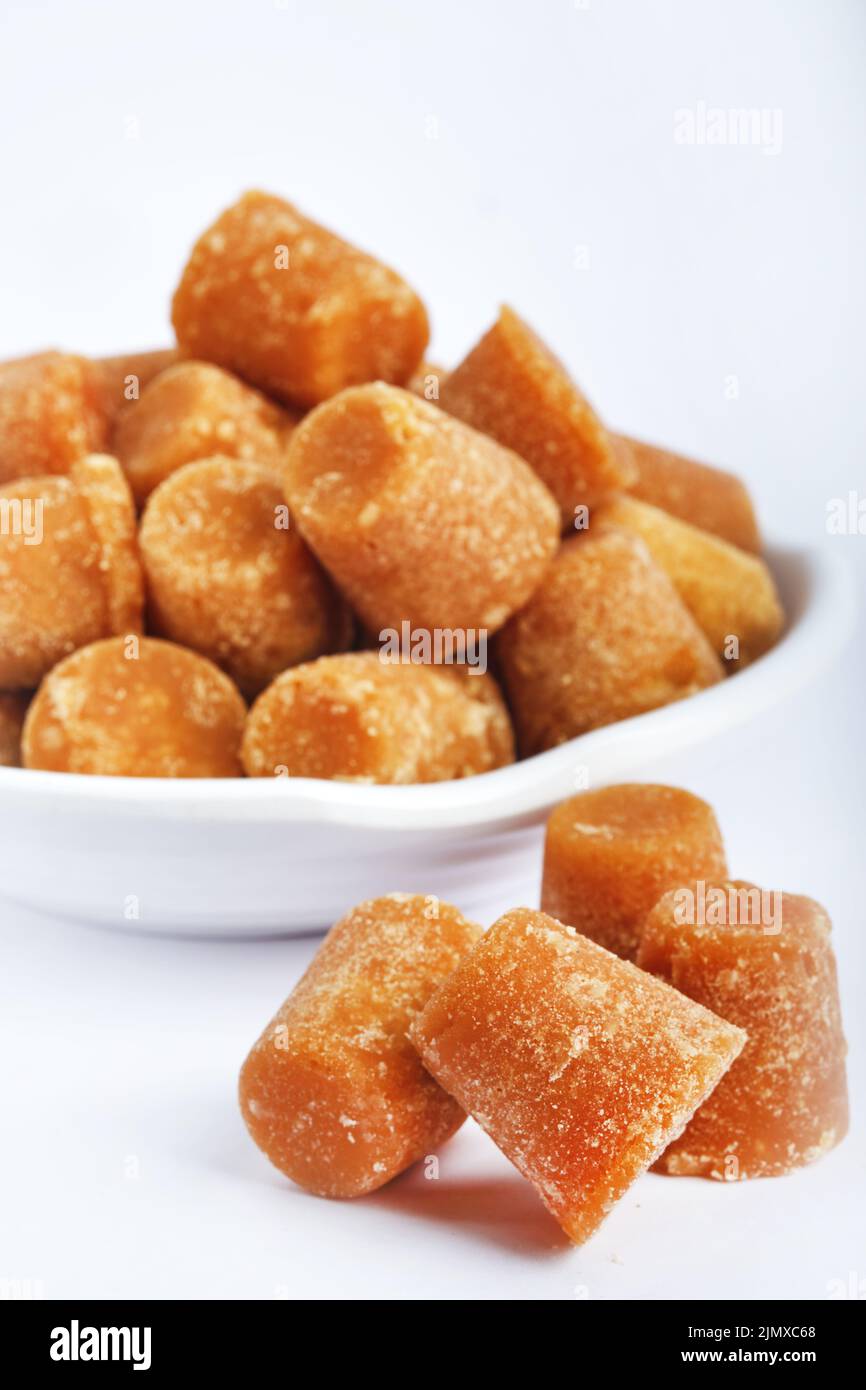Poudre et cubes de gur ou de jaggery bio, la jaggery est utilisée comme ingrédient dans les plats sucrés et salés dans les cuisines de l'Inde, la poudre de jaggery est inre Banque D'Images