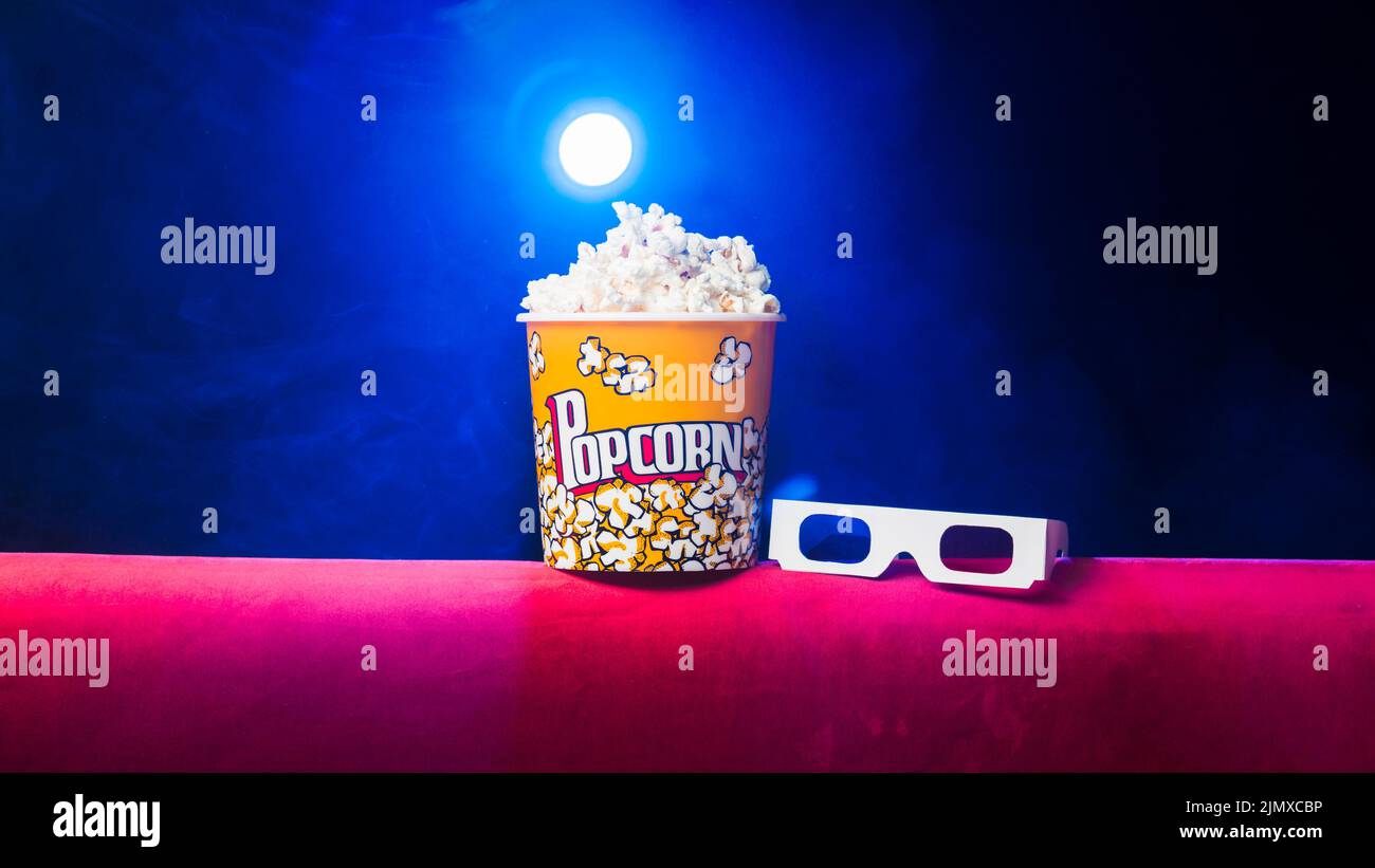 Cinéma avec boîte de pop-corn Banque D'Images