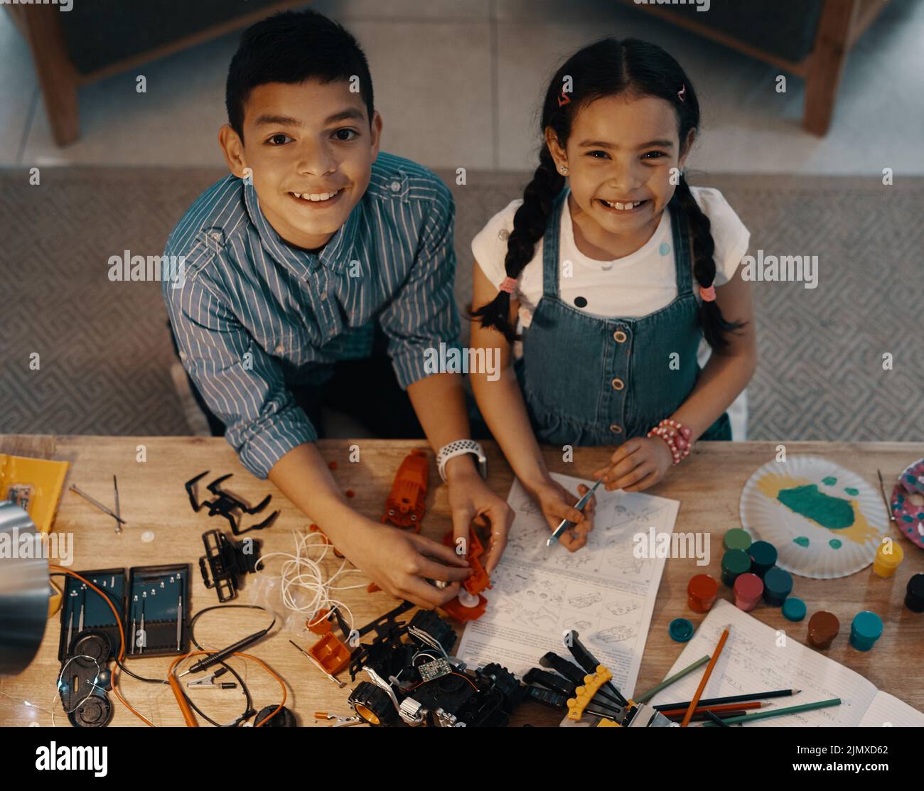 Smart est le nouveau cool gars. Portrait grand angle de deux adorables jeunes frères et sœurs construisant un jouet robotique ensemble à la maison. Banque D'Images