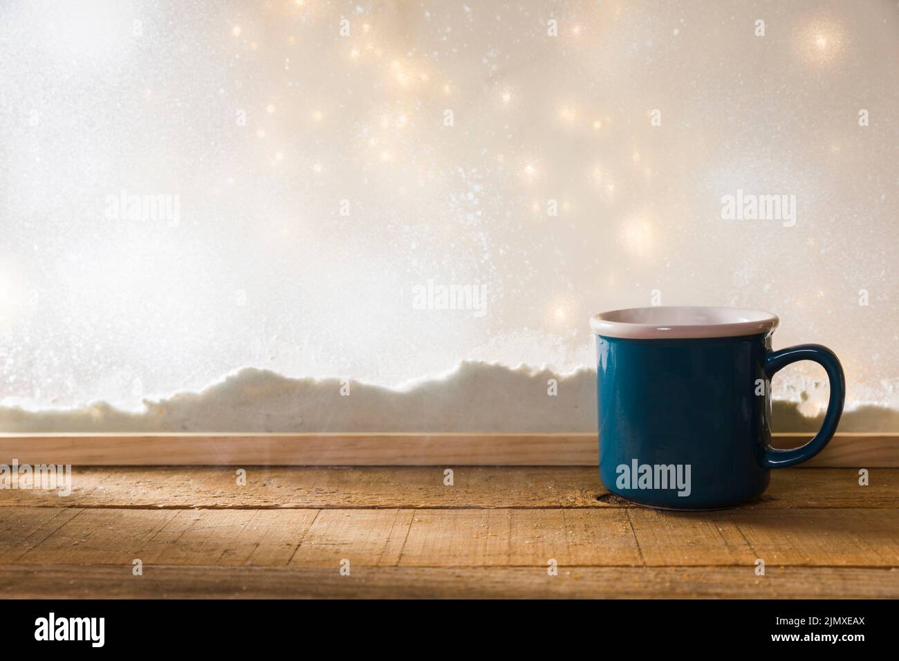 Table en bois bleu mug près des lumières de fée de neige de banque Banque D'Images