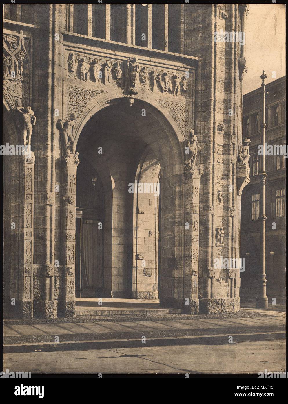 Messel Alfred (1853-1909), Wertheim, Leipziger Straße, Berlin (1913) : vue sur l'arcade à partir de la place Leipziger. Photo sur carton, 64,9 x 49,7 cm (y compris les bords de balayage) Messel Alfred (1853-1909): Warenhaus Wertheim, Leipziger Straße, Berlin. Banque D'Images