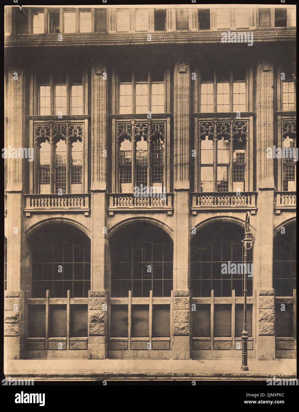 Messel Alfred (1853-1909), Wertheim, Leipziger Straße, Berlin (1913) : section façade à Voßstraße. Photo sur carton, 64,9 x 50,3 cm (y compris les bords de balayage) Messel Alfred (1853-1909): Warenhaus Wertheim, Leipziger Straße, Berlin Banque D'Images