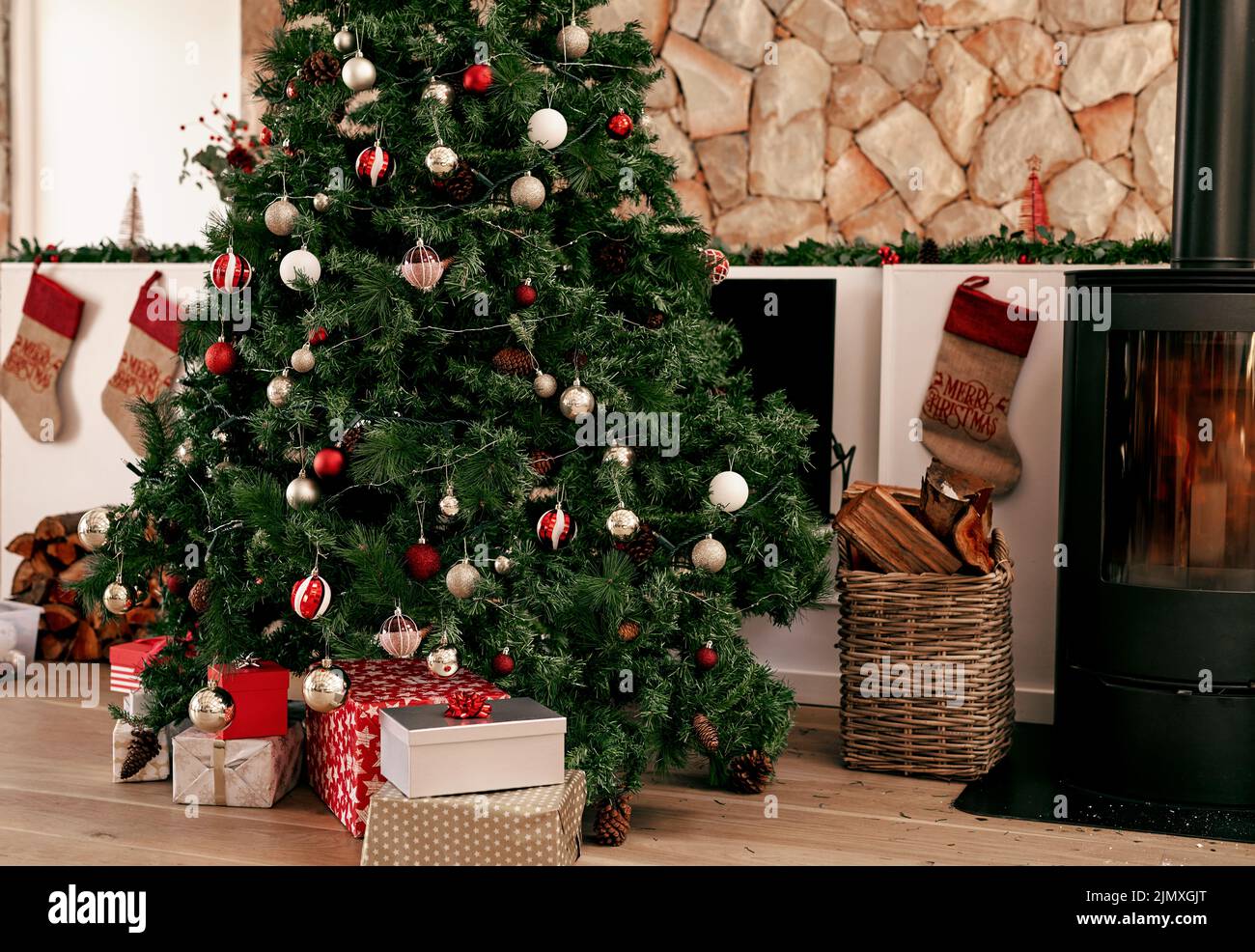 Maintenant, tout ce que nous faisons est d'attendre jusqu'à demain. Un tas de cadeaux placés sous un arbre de Noël prêt à être ouvert le matin. Banque D'Images