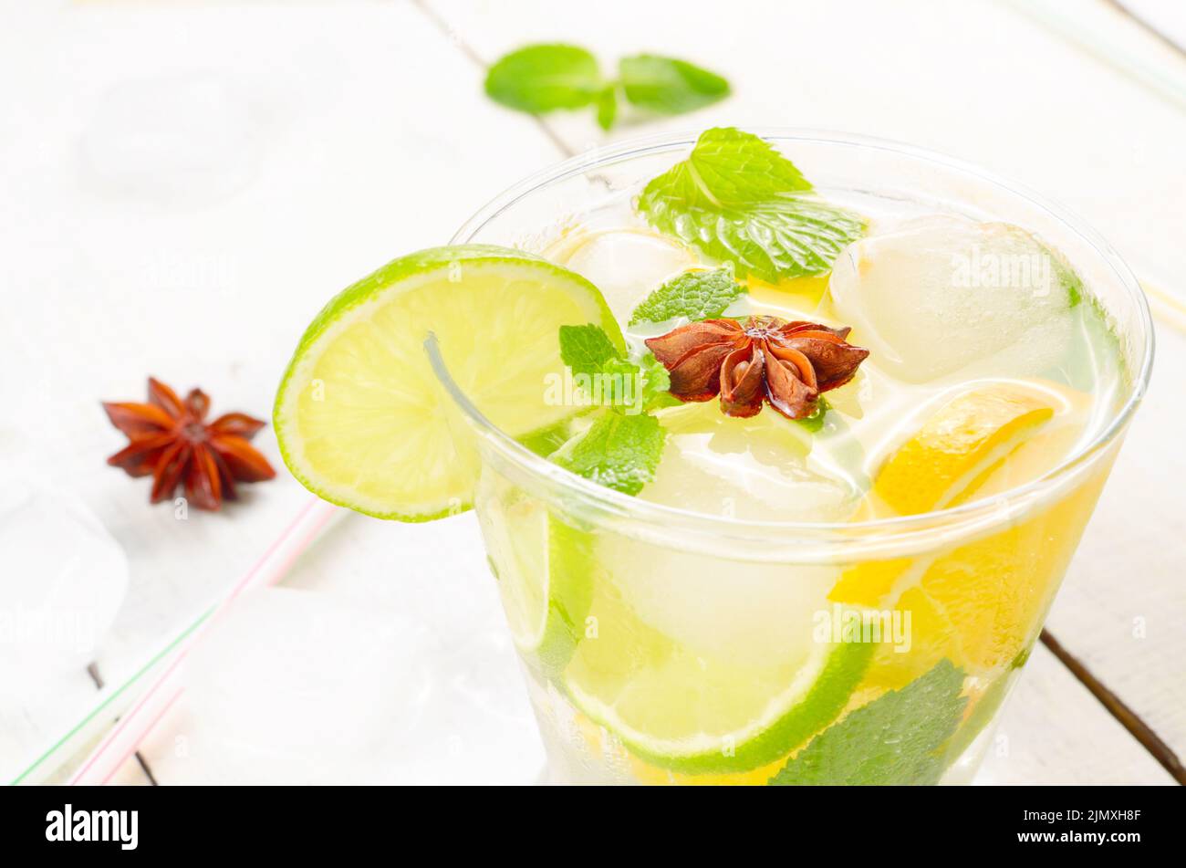 L'eau de chaux et d'Orange avec de la glace Banque D'Images