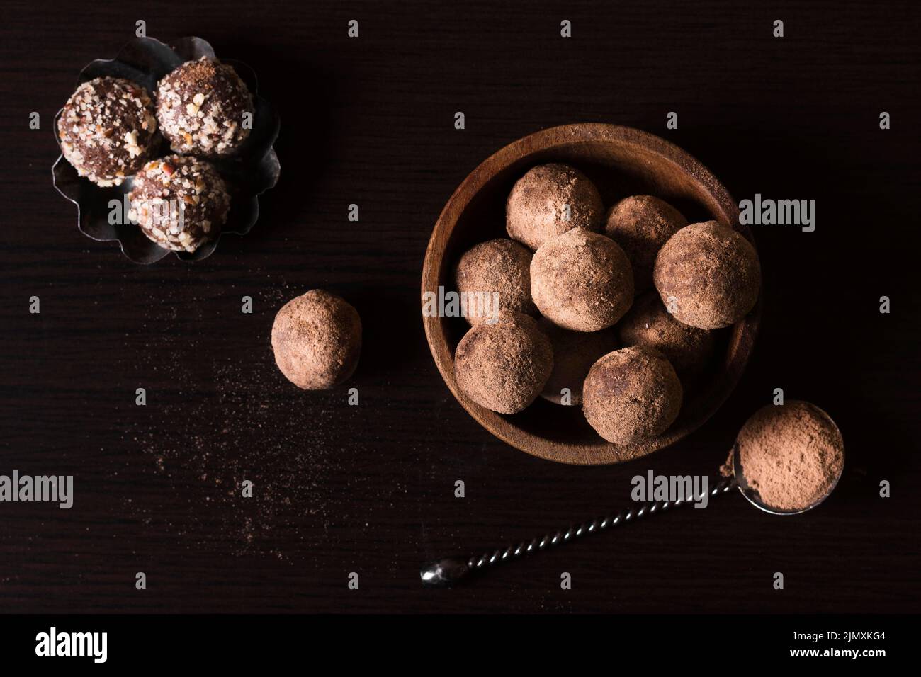 Vue de dessus truffes au chocolat prêtes à être servies Banque D'Images