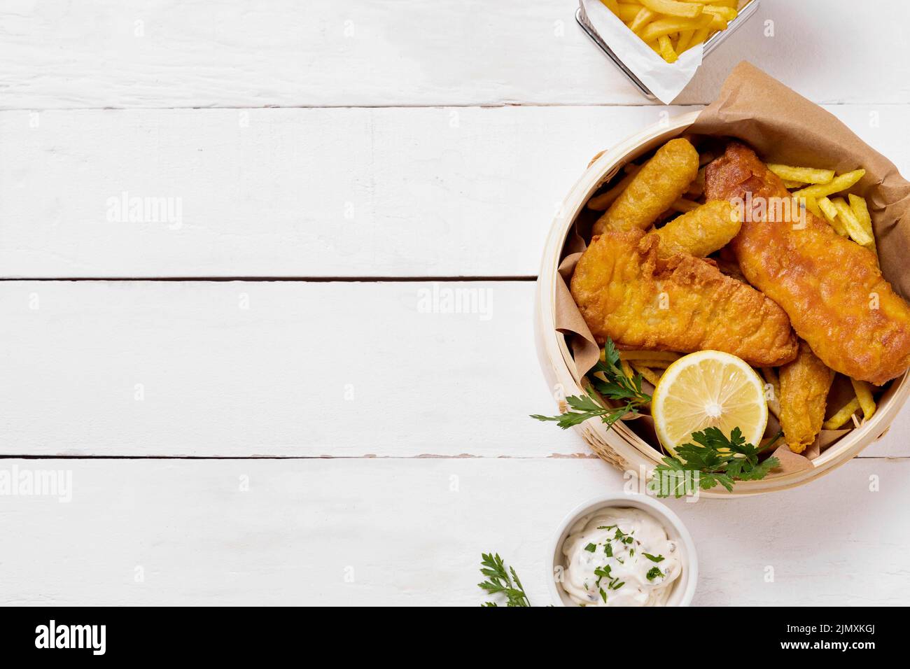 Vue de dessus bol de Fish chips avec citron Banque D'Images