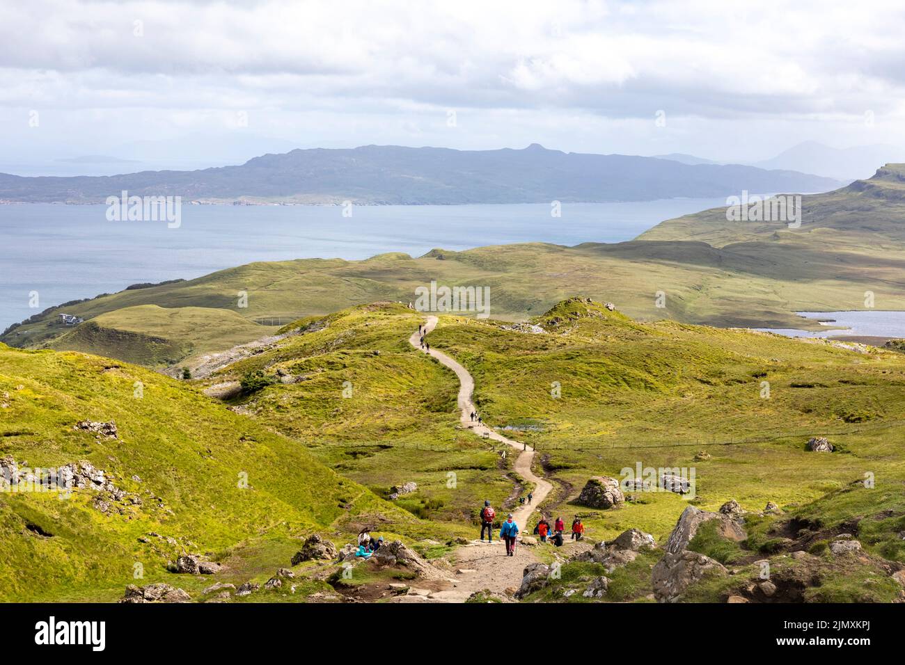 Île de Skye Ecosse, les gens de randonnée jusqu'à l'ancien homme de Storr célèbre paysage trotternish, été 2022, Ecosse Banque D'Images