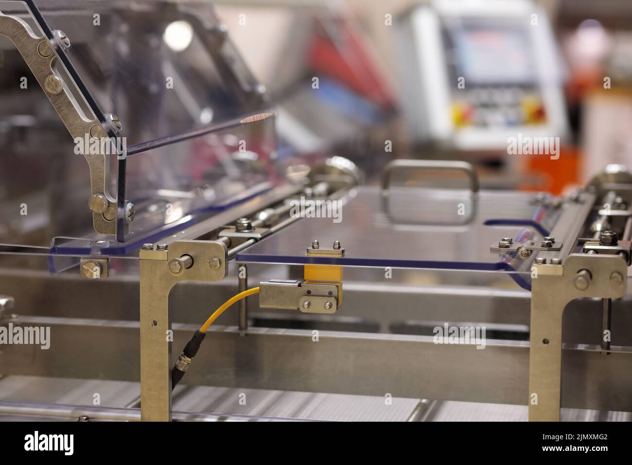 Système convoyeur dans la chaîne de production alimentaire automatisée. Mise au point sélective. Banque D'Images