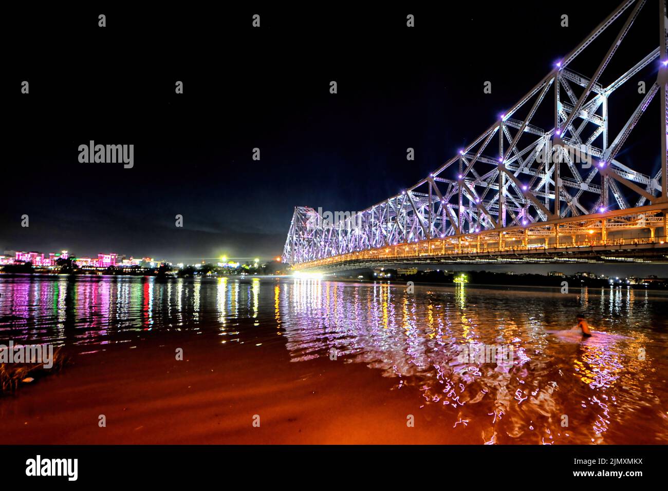 Kolkata, Inde. 07th août 2022. Pont de Howrah vu illuminé avec le tricolore indien et d'autres illuminations décoratives à la veille du jour de l'indépendance de l'Inde 75th. (Photo par Avishek Das/SOPA Images/Sipa USA) crédit: SIPA USA/Alay Live News Banque D'Images