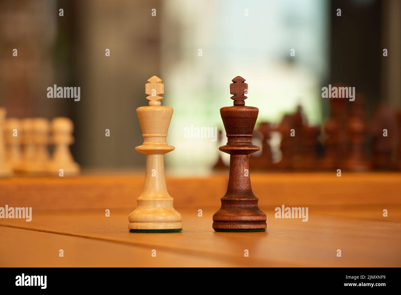jeu d'échecs marron avec des figures sur une table en bois dans un café, jouant aux échecs Banque D'Images
