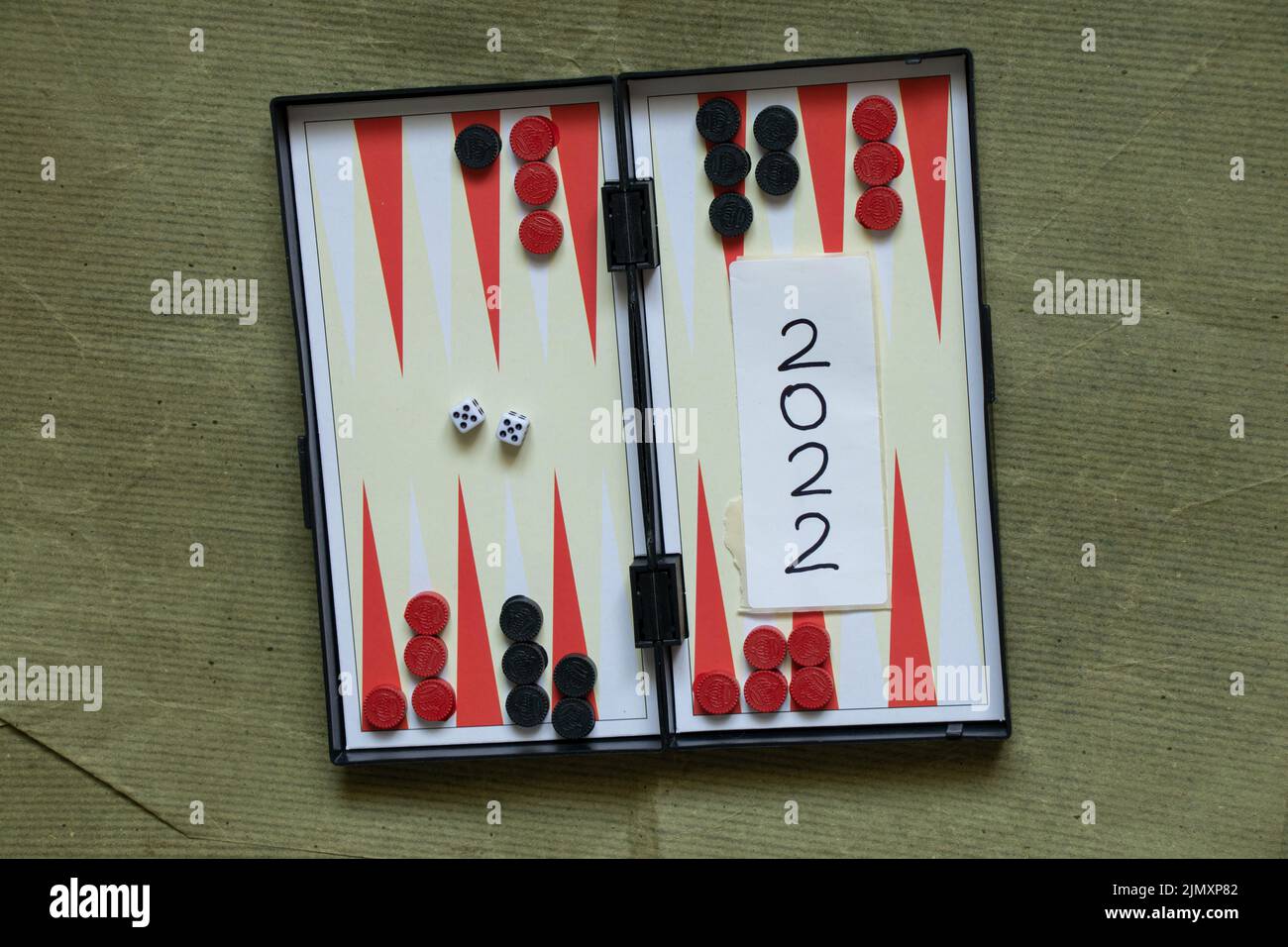 backgammon jeu de société et texte 2022 écrit sur des supports papier sur la table, hobby Banque D'Images