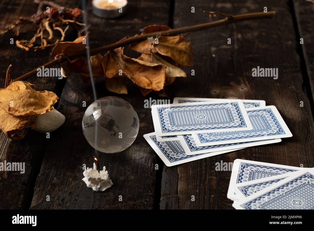 un jeu de cartes pour la divination se trouve sur une table en bois, la divination sur des cartes, sorcellerie Banque D'Images