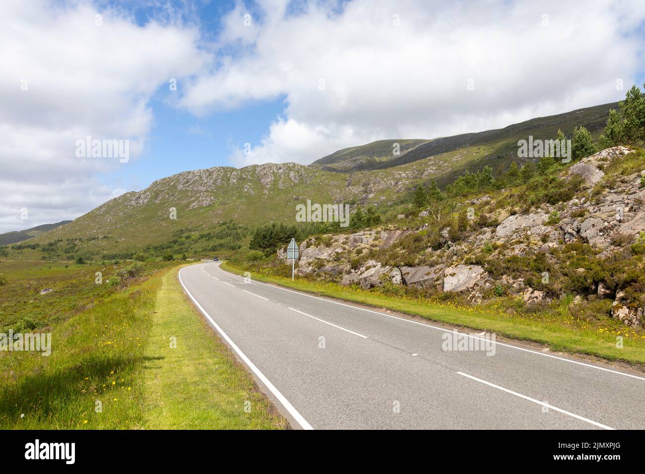 Paysage écossais et route d'autoroute, route dans les hautes terres à Eilean Donan A87 , Écosse,Royaume-Uni,Europe Banque D'Images