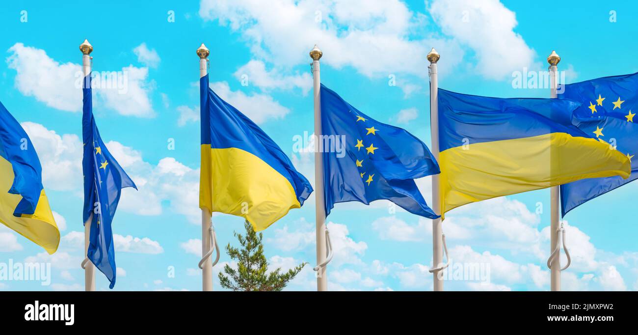 L'Ukraine et l'Union européenne drapeaux Banque D'Images