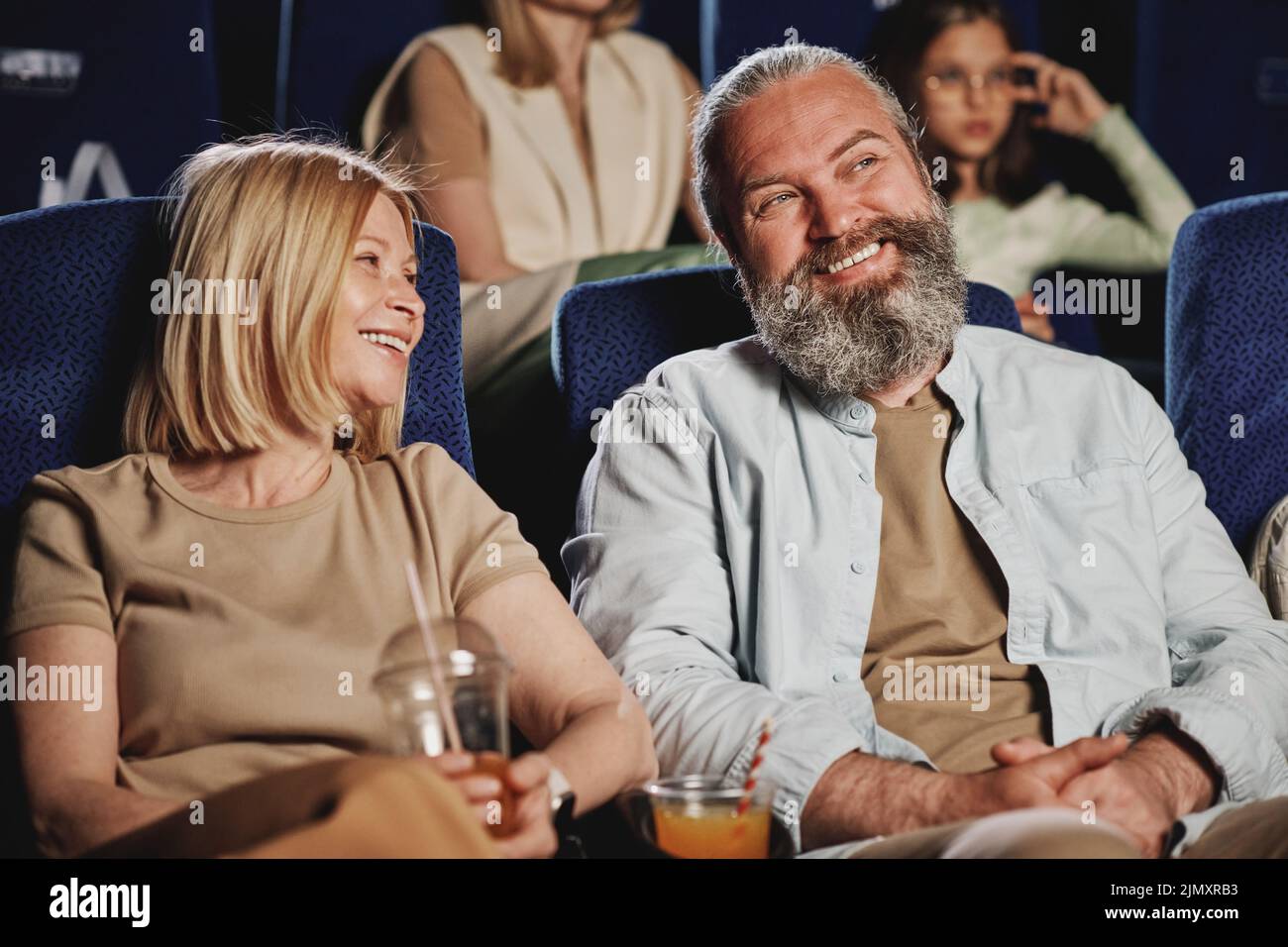 Un mari et une femme du Caucase mûrs passent la soirée ensemble en regardant un film humoristique au cinéma Banque D'Images