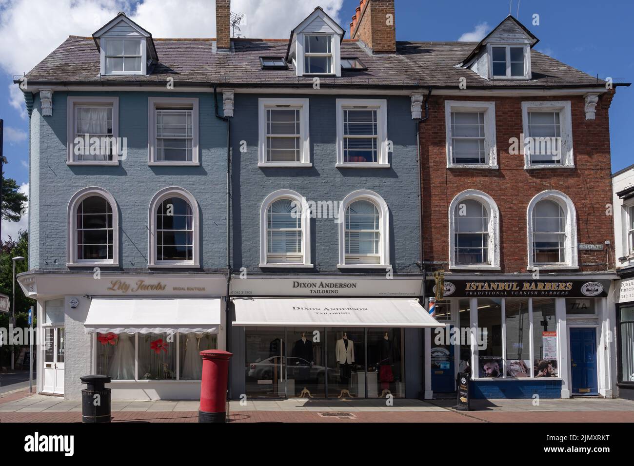 EAST GRINSTEAD, WEST SUSSEX, Royaume-Uni - JUILLET 1 : vue sur les magasins de East Grinstead sur 1 juillet 2022 Banque D'Images