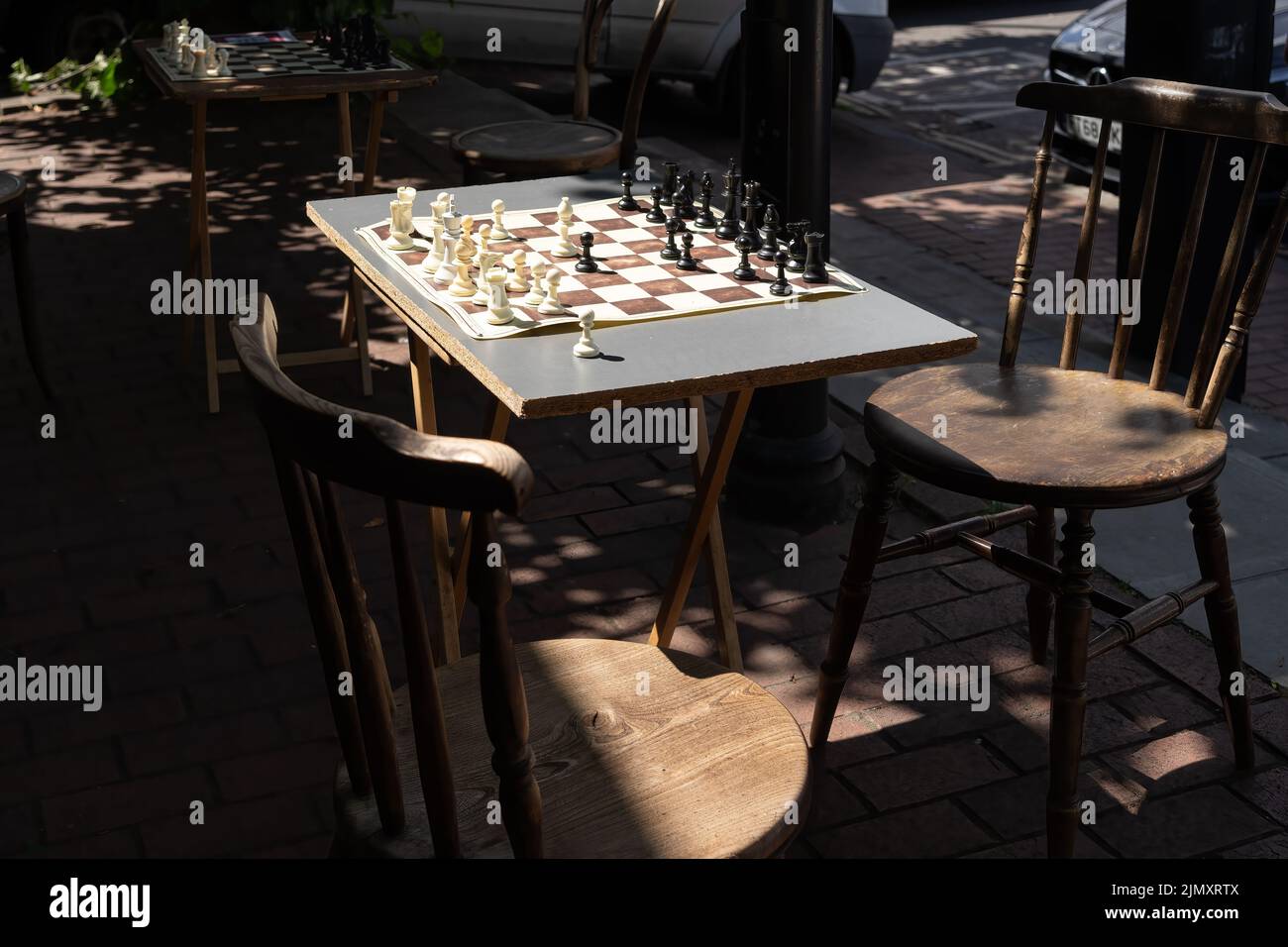 EAST GRINSTEAD, WEST SUSSEX, Royaume-Uni - JUILLET 1 : les échecs sont prêts à jouer à East Grinstead sur 1 juillet 2022 Banque D'Images