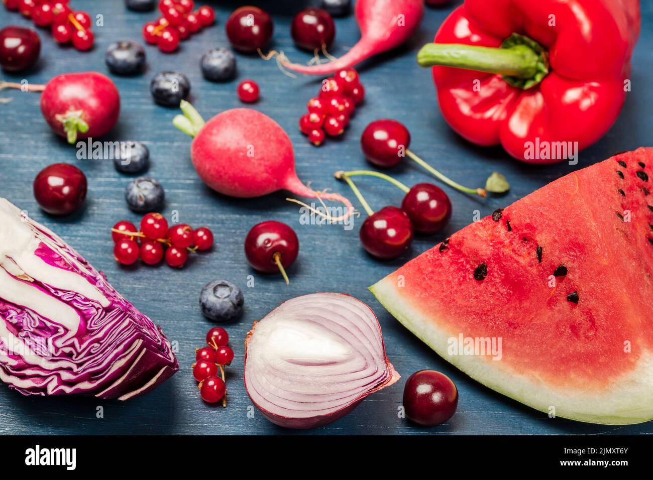 Légumes et fruits rouges sur fond bleu. Vue de dessus. Banque D'Images