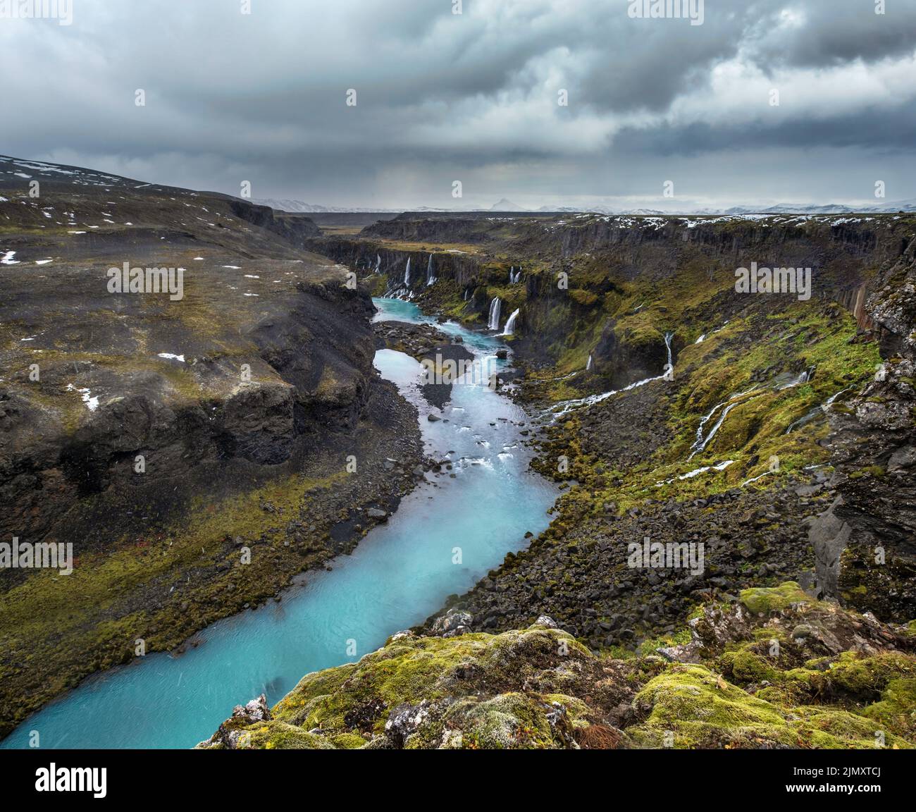 Chute de neige en automne sur la pittoresque cascade Sigoldugljufur vue. La saison change dans les Highlands du sud de l'Islande. Banque D'Images