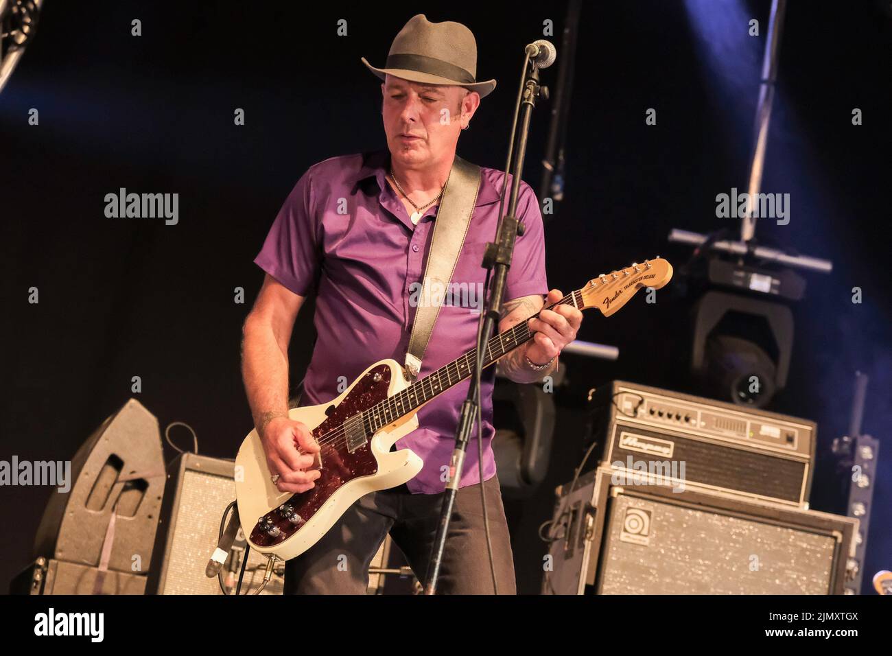 Wickham, Royaume-Uni. 07th août 2022. Tom Spencer, guitariste et chanteur du groupe punk britannique The Men they couldn't Hang (TMTCH), a joué en direct sur scène au festival Wickham. Les hommes qu'ils ne pouvaient pas Hang (TMTCH) sont un groupe punk populaire britannique. Le groupe original était composé de Stefan Cush (chant, guitare), Paul Simmonds (guitare, bouzouki, mandoline, Claviers), Philip 'Swar' Odgers (voix, guitare, sifflet d'étain, mélodica), Jon Odgers (batterie, Percussion), et Shanne Bradley (guitare basse) crédit: SOPA Images Limited/Alamy Live News Banque D'Images