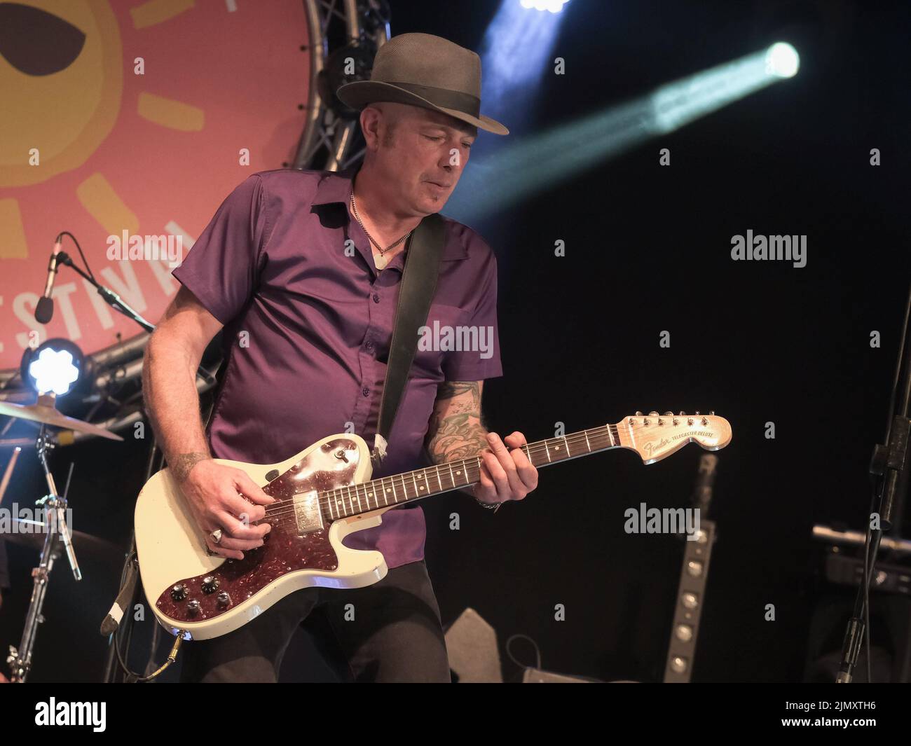 Wickham, Royaume-Uni. 07th août 2022. Tom Spencer, guitariste et chanteur du groupe punk britannique The Men they couldn't Hang (TMTCH), a joué en direct sur scène au festival Wickham. Les hommes qu'ils ne pouvaient pas Hang (TMTCH) sont un groupe punk populaire britannique. Le groupe original était composé de Stefan Cush (chant, guitare), Paul Simmonds (guitare, bouzouki, mandoline, Claviers), Philip 'Swar' Odgers (voix, guitare, sifflet d'étain, mélodica), Jon Odgers (batterie, Percussion), et Shanne Bradley (guitare basse) crédit: SOPA Images Limited/Alamy Live News Banque D'Images
