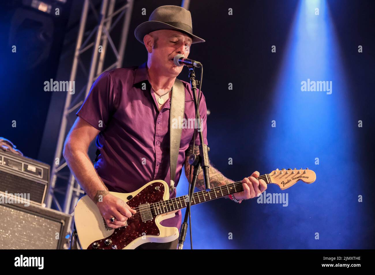 Wickham, Royaume-Uni. 07th août 2022. Tom Spencer, guitariste et chanteur du groupe punk britannique The Men they couldn't Hang (TMTCH), a joué en direct sur scène au festival Wickham. Les hommes qu'ils ne pouvaient pas Hang (TMTCH) sont un groupe punk populaire britannique. Le groupe original était composé de Stefan Cush (chant, guitare), Paul Simmonds (guitare, bouzouki, mandoline, Claviers), Philip 'Swar' Odgers (voix, guitare, sifflet d'étain, mélodica), Jon Odgers (batterie, Percussion), et Shanne Bradley (guitare basse) crédit: SOPA Images Limited/Alamy Live News Banque D'Images