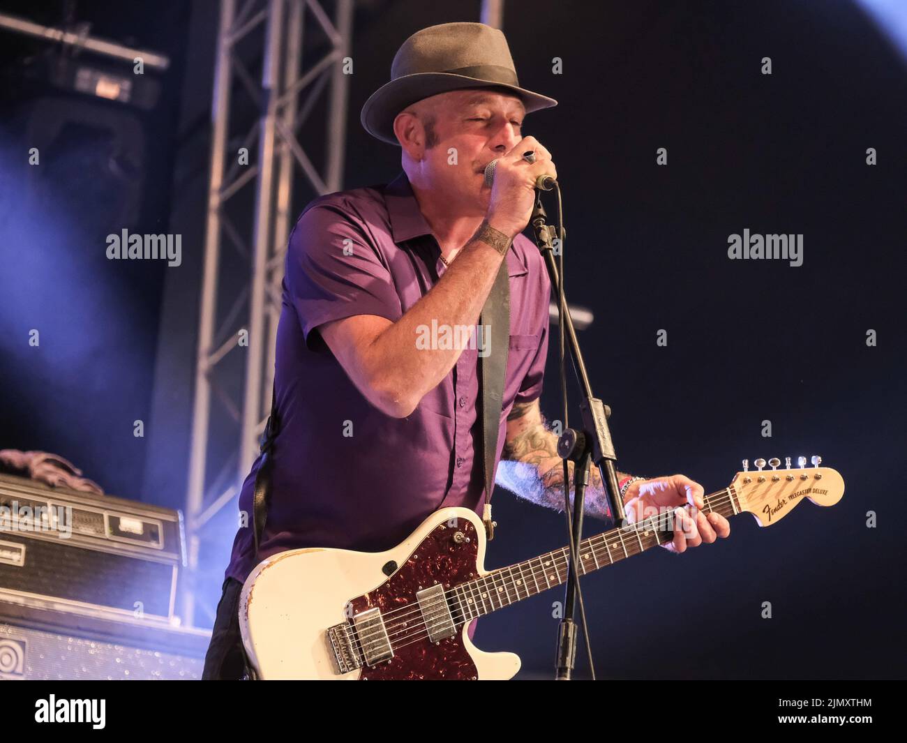 Wickham, Royaume-Uni. 07th août 2022. Tom Spencer, guitariste et chanteur du groupe punk britannique The Men they couldn't Hang (TMTCH), a joué en direct sur scène au festival Wickham. Les hommes qu'ils ne pouvaient pas Hang (TMTCH) sont un groupe punk populaire britannique. Le groupe original était composé de Stefan Cush (chant, guitare), Paul Simmonds (guitare, bouzouki, mandoline, Claviers), Philip 'Swar' Odgers (voix, guitare, sifflet d'étain, mélodica), Jon Odgers (batterie, Percussion), et Shanne Bradley (guitare basse) crédit: SOPA Images Limited/Alamy Live News Banque D'Images