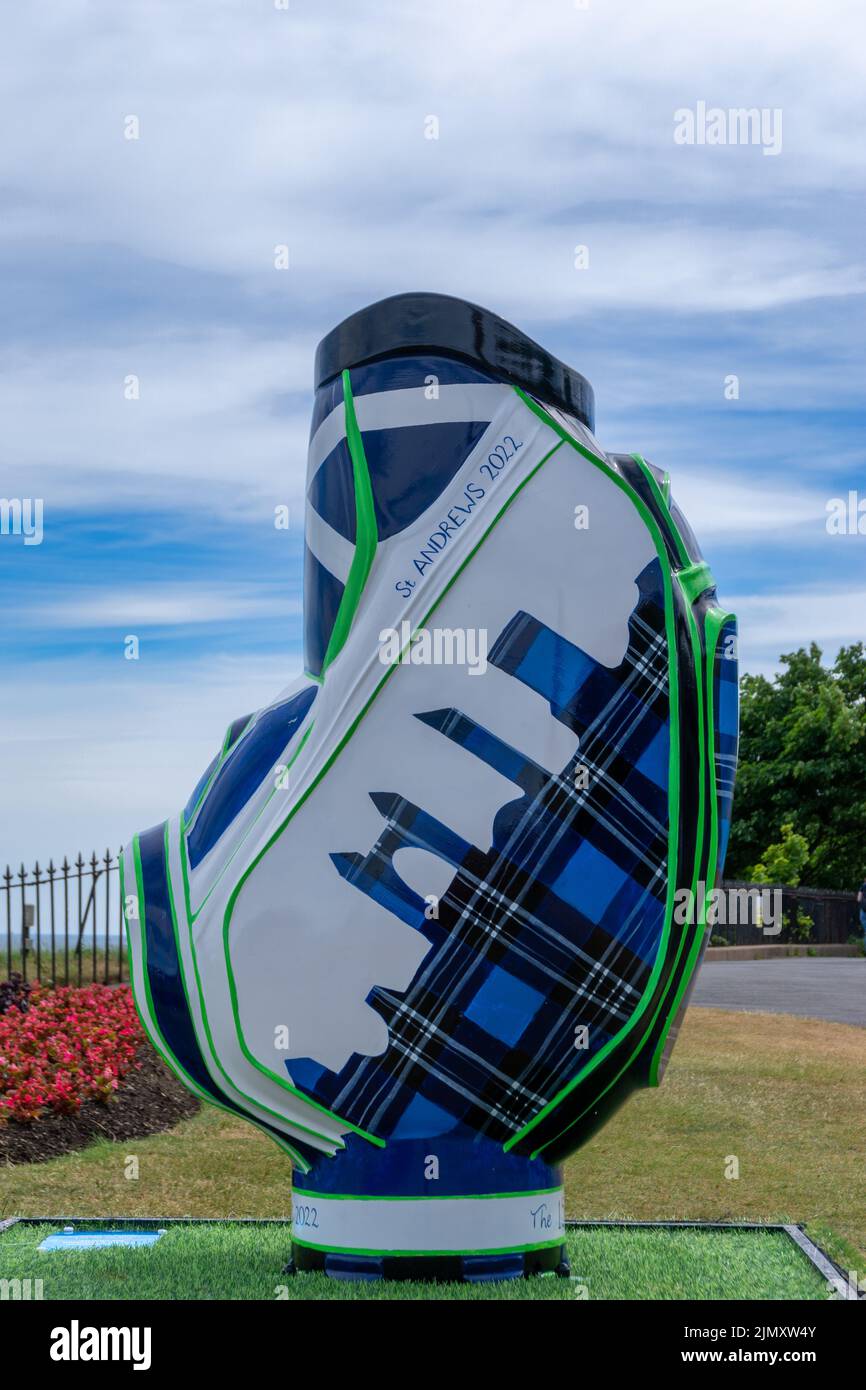 Vue rapprochée d'une statue de sac de golf colorée au Championnat de golf ouvert commémoratif de 150th à St. Andrews Banque D'Images