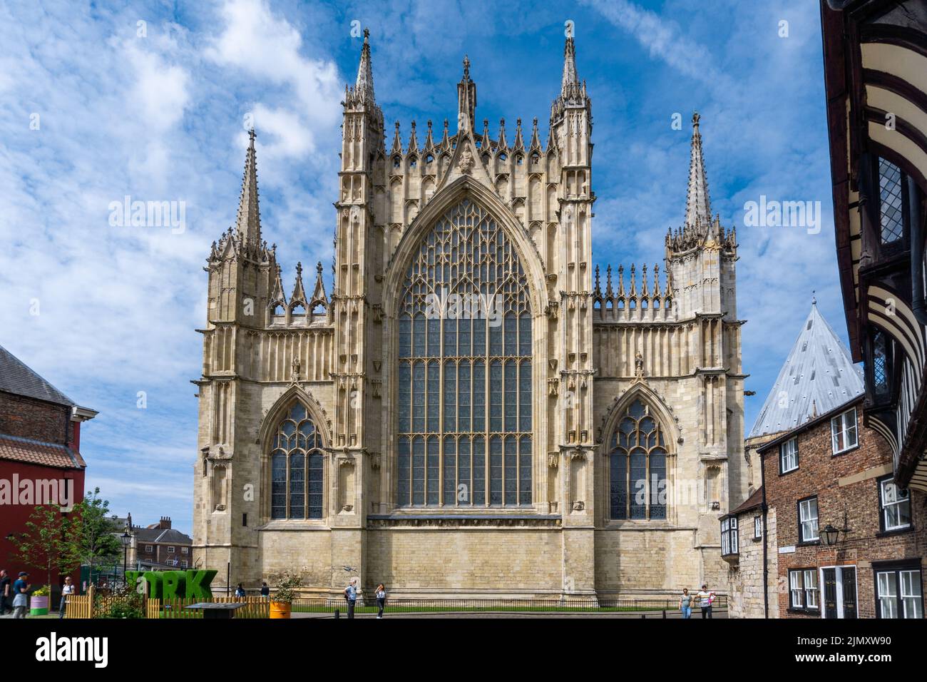 La cathédrale gothique de York datant du 12th siècle sous un ciel bleu avec de petits nuages blancs Banque D'Images