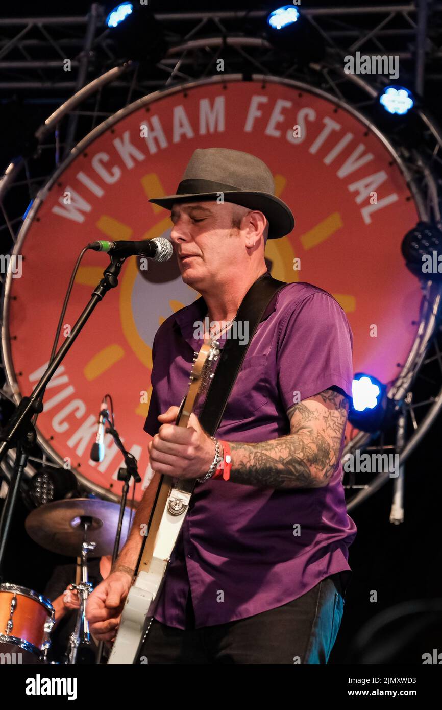 Wickham, Royaume-Uni. 07th août 2022. Tom Spencer, guitariste et chanteur du groupe punk britannique The Men they couldn't Hang (TMTCH), a joué en direct sur scène au festival Wickham. Les hommes qu'ils ne pouvaient pas Hang (TMTCH) sont un groupe punk populaire britannique. Le groupe original était composé de Stefan Cush (chant, guitare), Paul Simmonds (guitare, bouzouki, mandoline, Claviers), Philip 'Swar' Odgers (voix, guitare, sifflet d'étain, mélodica), Jon Odgers (batterie, Percussion), et Shanne Bradley (guitare basse) (photo de Dawn Fletcher-Park/SOPA Images/Sipa USA) crédit: SIPA USA/Alay Live News Banque D'Images
