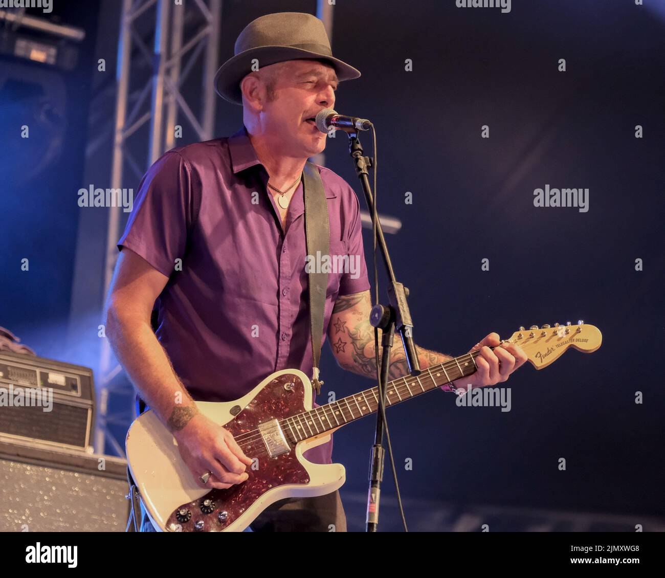 Wickham, Royaume-Uni. 07th août 2022. Tom Spencer, guitariste et chanteur du groupe punk britannique The Men they couldn't Hang (TMTCH), a joué en direct sur scène au festival Wickham. Les hommes qu'ils ne pouvaient pas Hang (TMTCH) sont un groupe punk populaire britannique. Le groupe original était composé de Stefan Cush (chant, guitare), Paul Simmonds (guitare, bouzouki, mandoline, Claviers), Philip 'Swar' Odgers (voix, guitare, sifflet d'étain, mélodica), Jon Odgers (batterie, Percussion), et Shanne Bradley (guitare basse) (photo de Dawn Fletcher-Park/SOPA Images/Sipa USA) crédit: SIPA USA/Alay Live News Banque D'Images