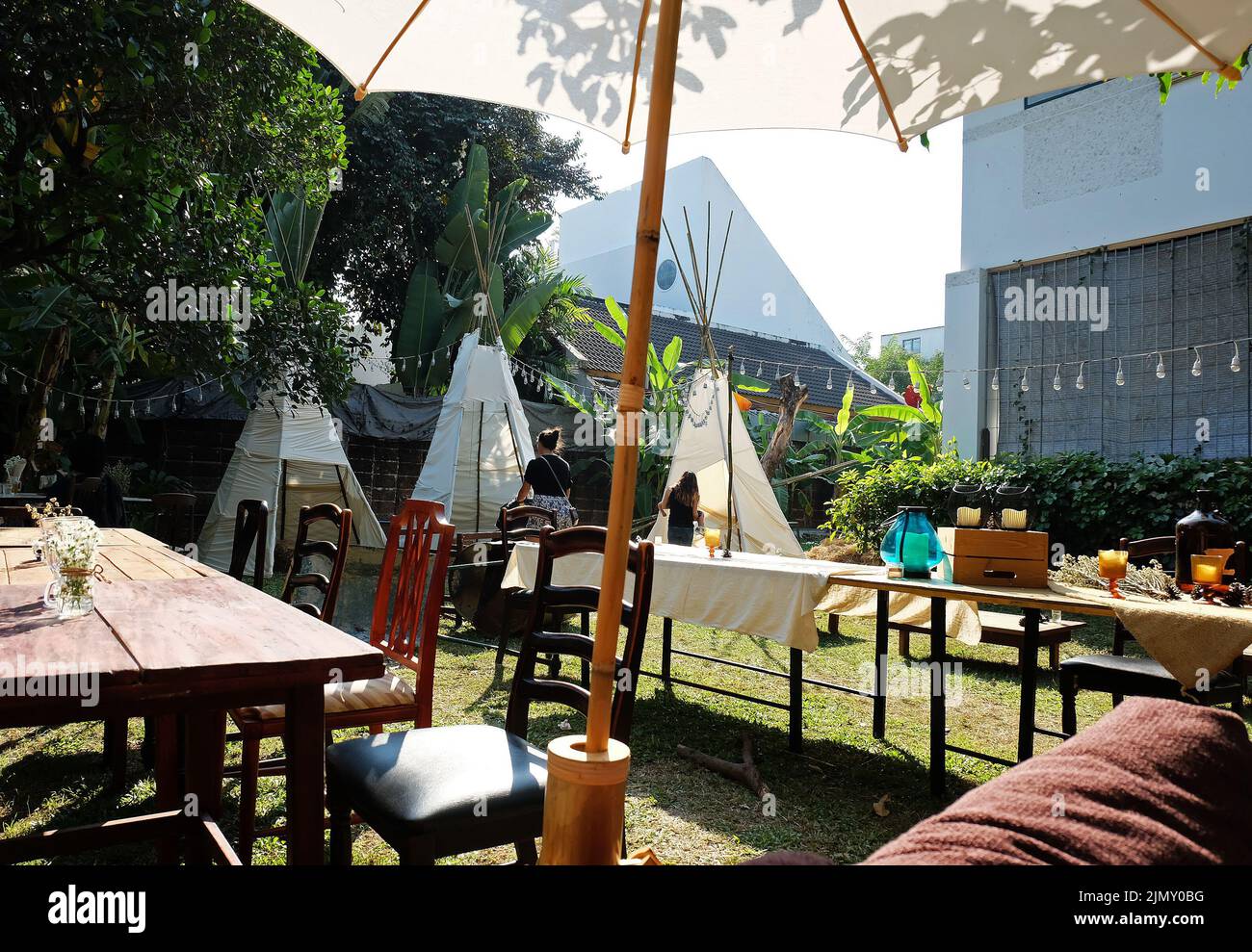 Architecture extérieure et design du restaurant local, café-restaurant et bar à bière au milieu du parc verdoyant Banque D'Images